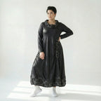 Oversize Kleid in tiefschwarz mit Aform aus Lederimitat abstraktem Muster und Langarm