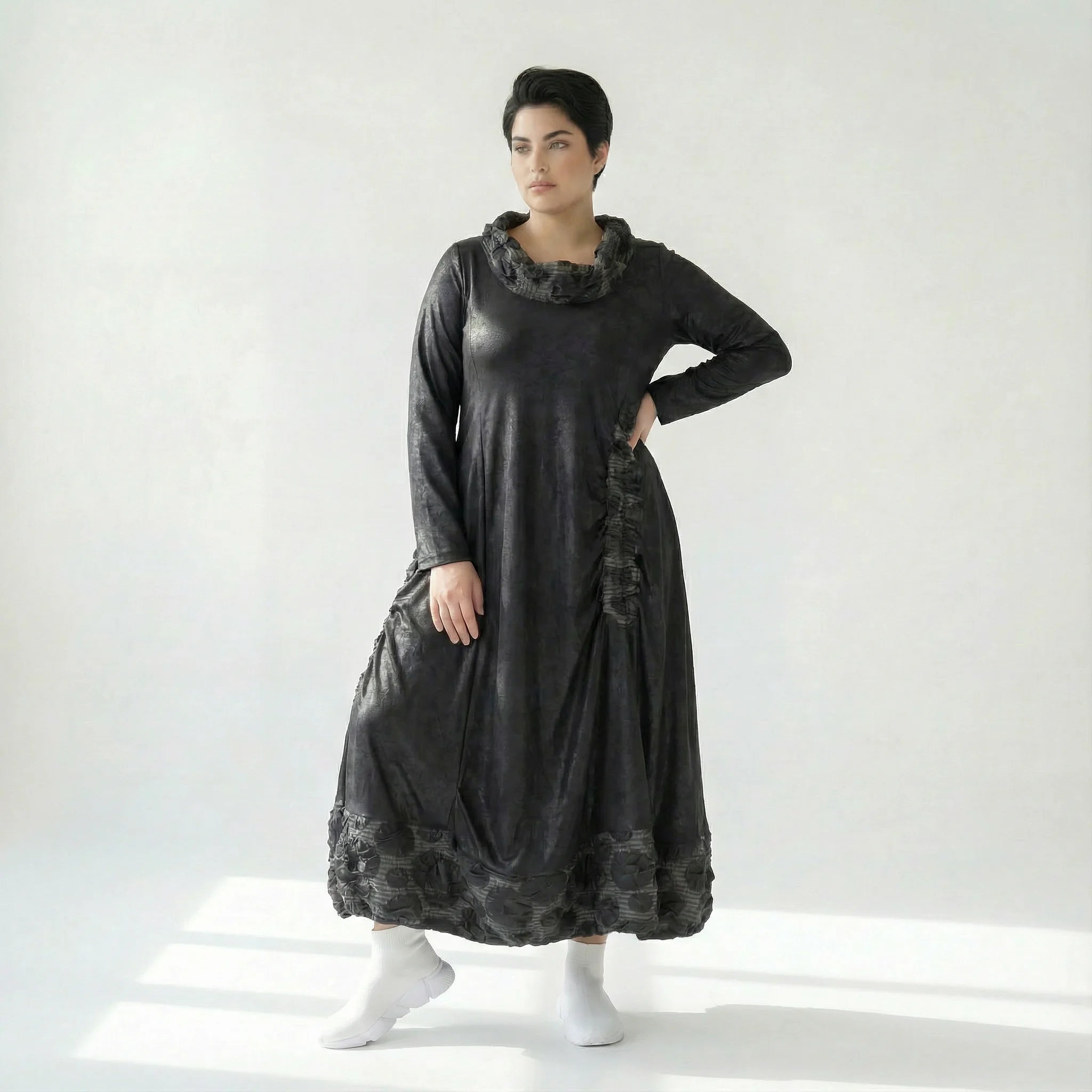 Oversize Kleid in tiefschwarz mit Aform aus Lederimitat abstraktem Muster und Langarm
