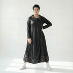 Oversize Kleid in tiefschwarz mit Aform aus Lederimitat abstraktem Muster und Langarm