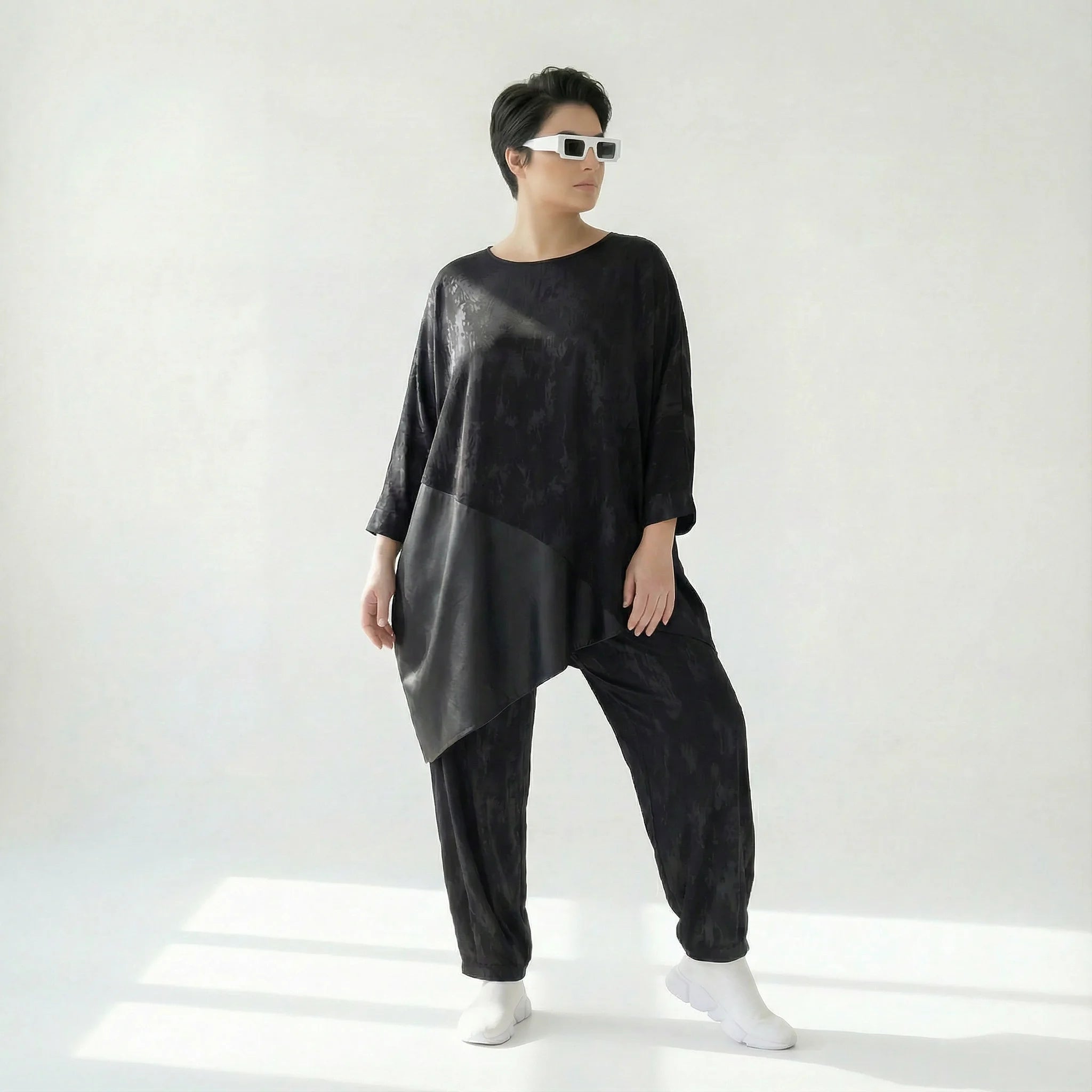 Asymmetrische Oversize-Tunika aus Slinky mit Lederoptik-Detail in Schwarz