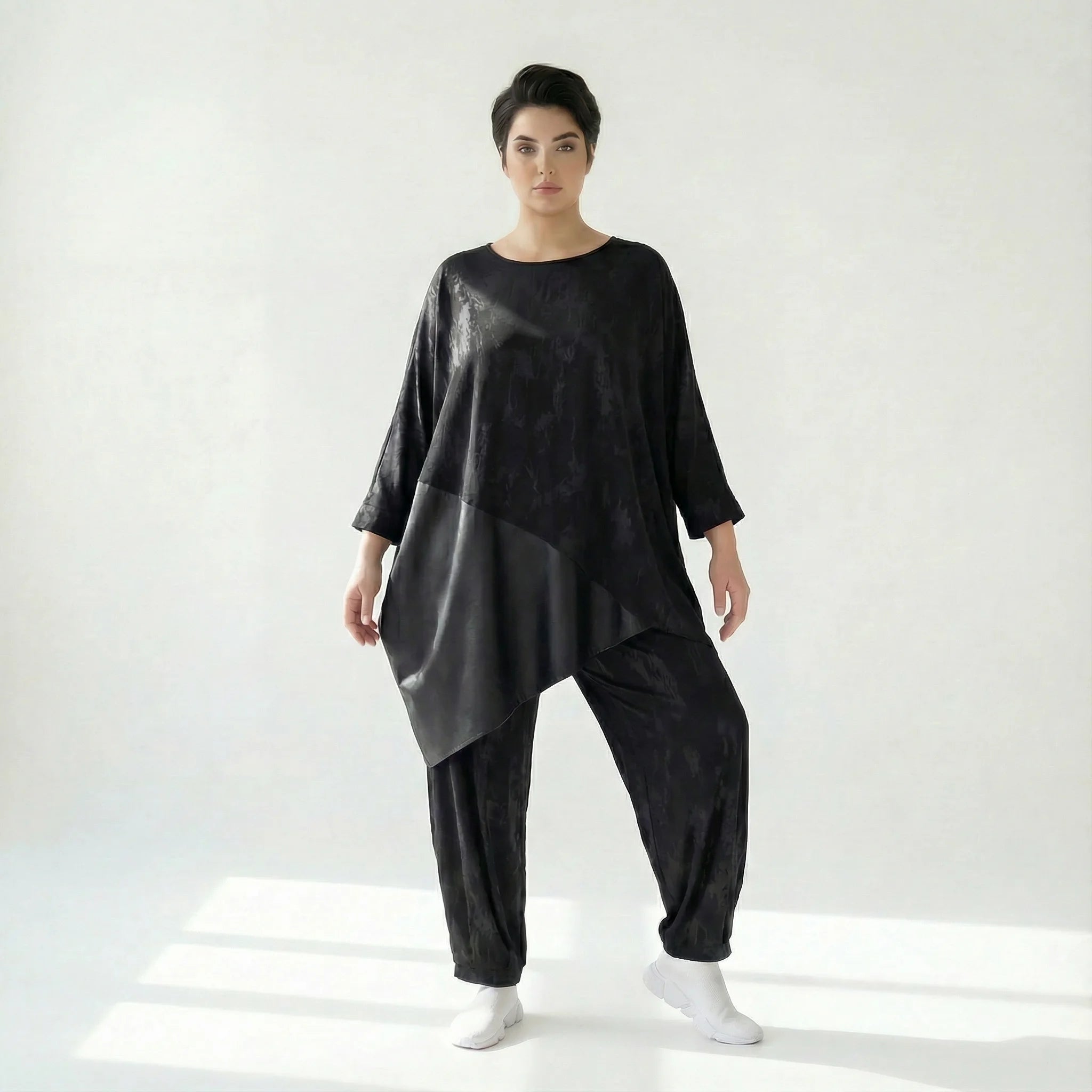 Schwarze Oversizetunika mit Fledermausärmeln asymmetrischem Saum und Kunstledereinsatz