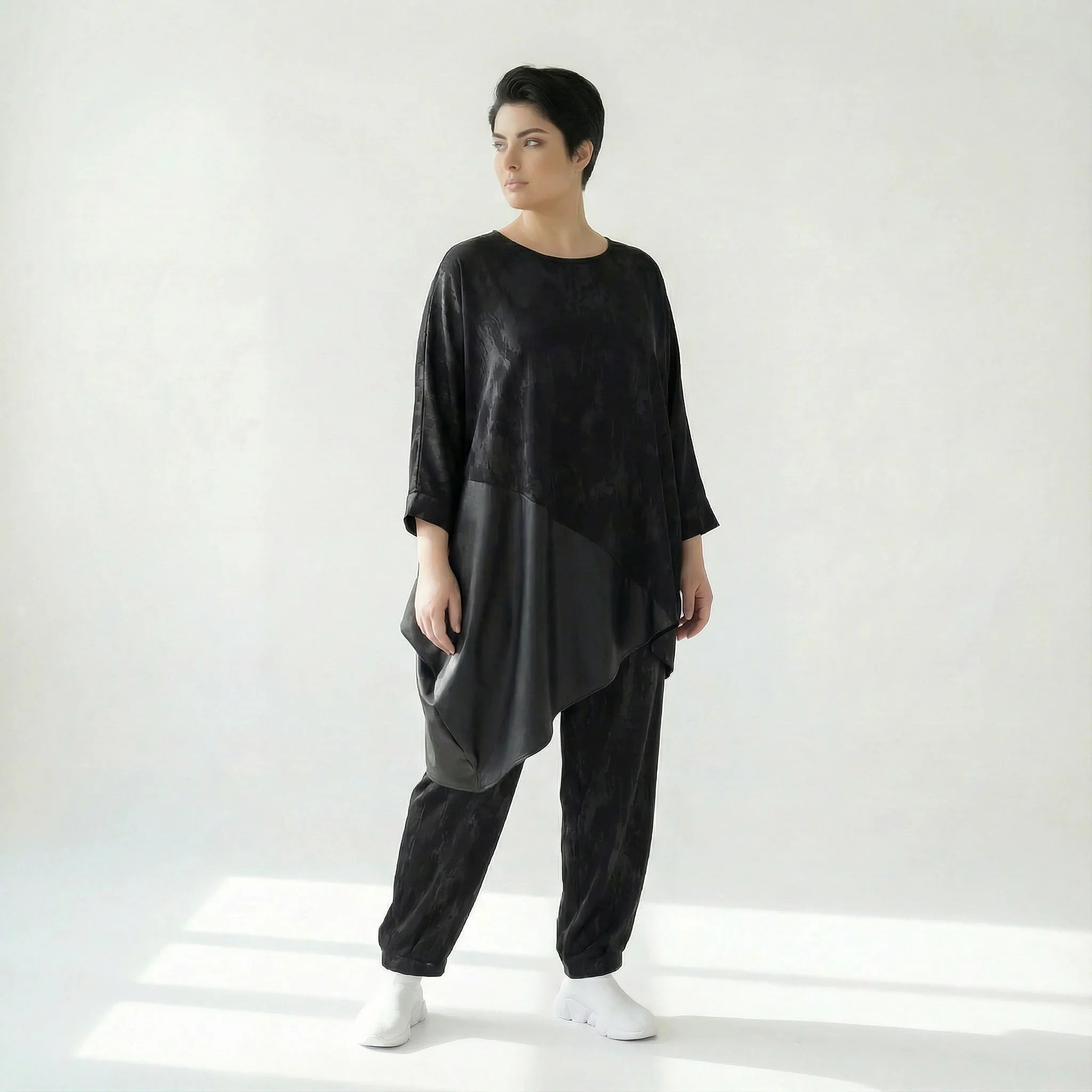 Asymmetrische Oversize-Tunika aus Slinky mit Lederoptik-Detail in Schwarz