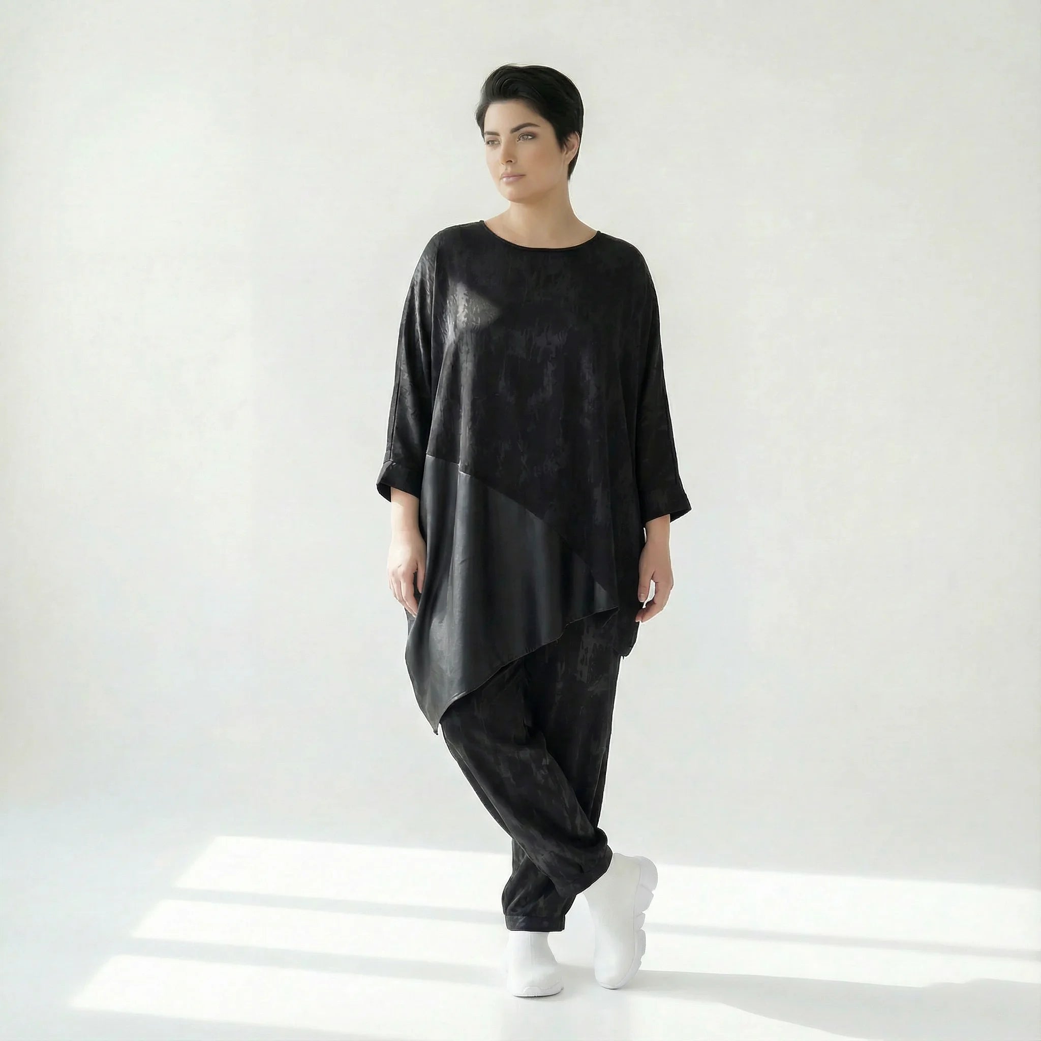 Asymmetrische Oversize-Tunika aus Slinky mit Lederoptik-Detail in Schwarz