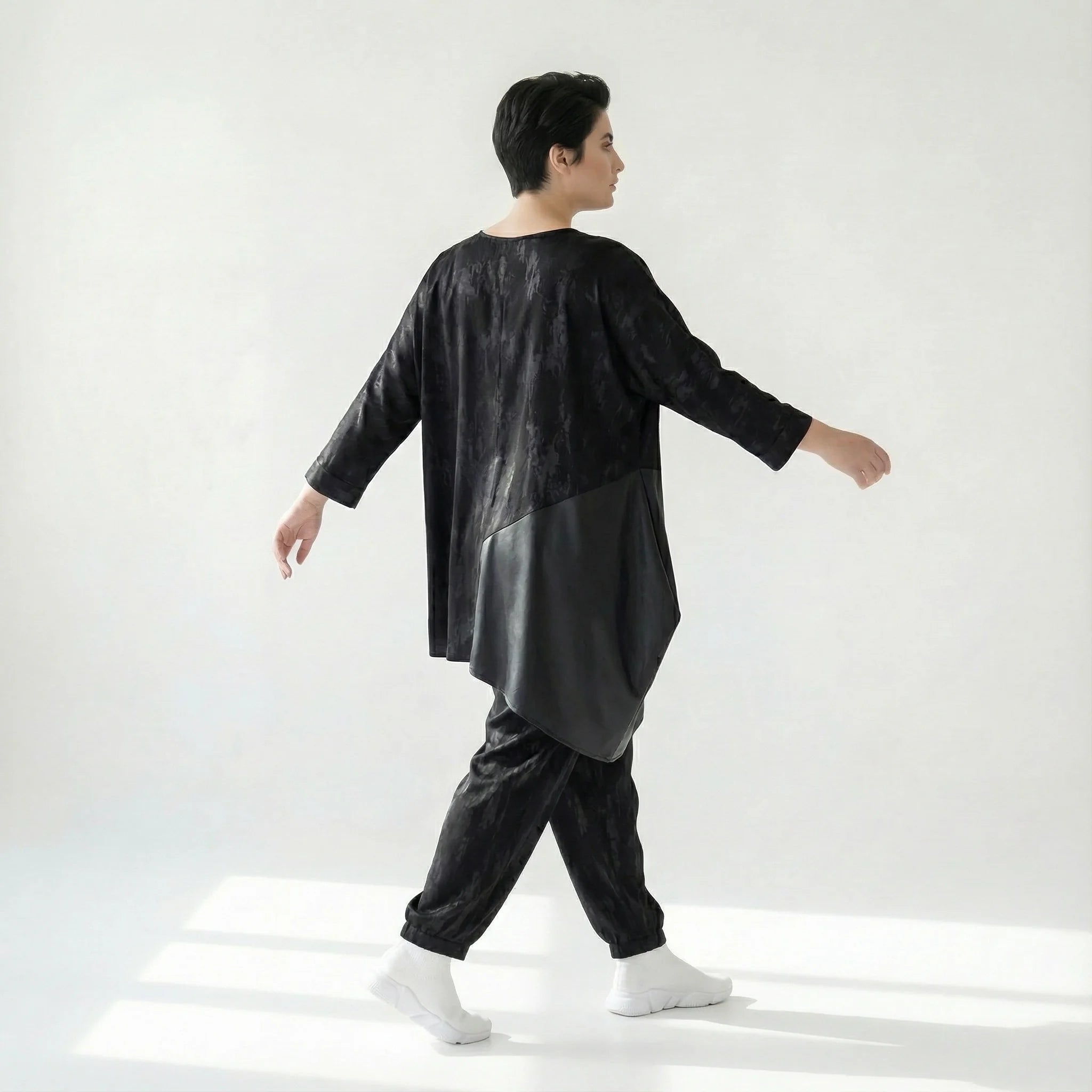 Asymmetrische Oversize-Tunika aus Slinky mit Lederoptik-Detail in Schwarz