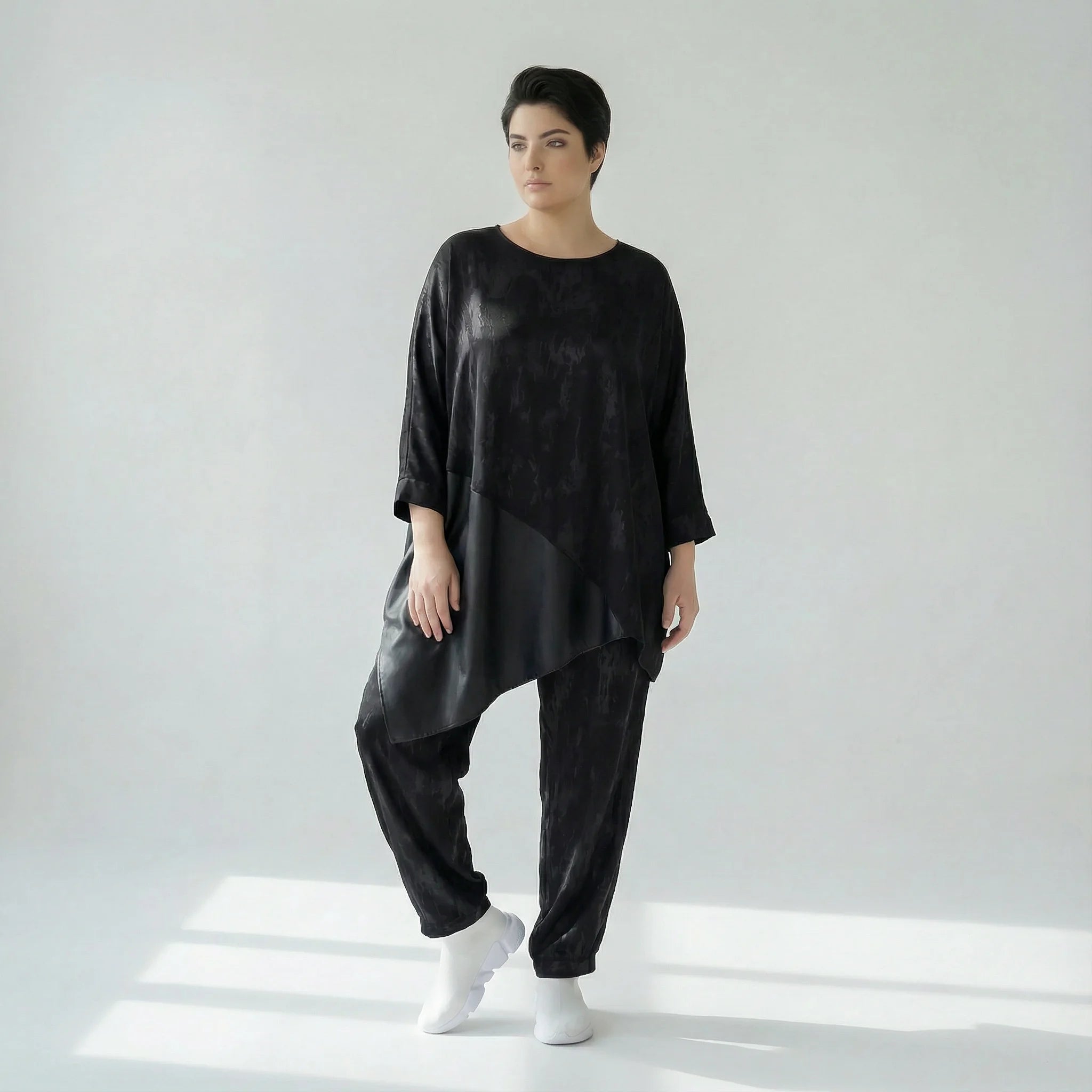 Asymmetrische Oversize-Tunika aus Slinky mit Lederoptik-Detail in Schwarz