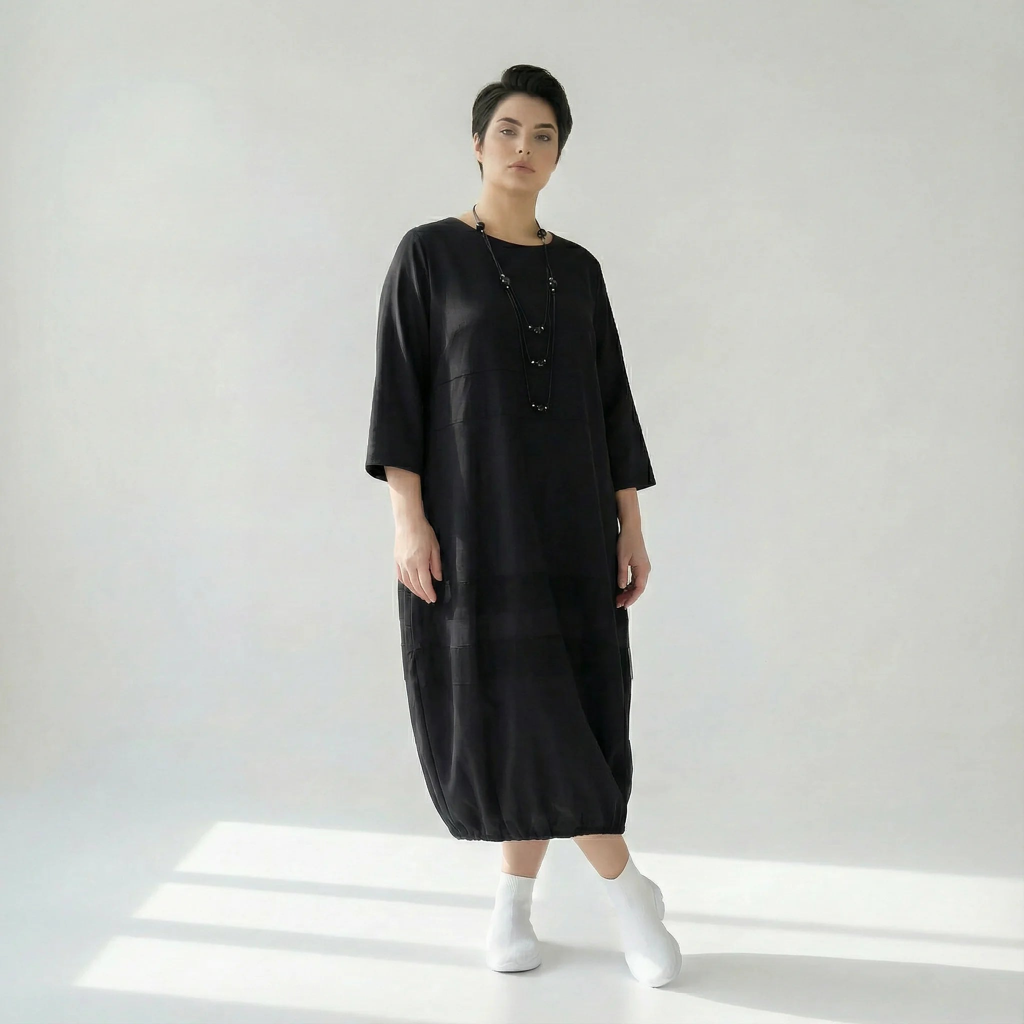 Oversize Kleid aus leichter Popeline mit weitem Ballonschnitt und inkludierter Statement-Kette