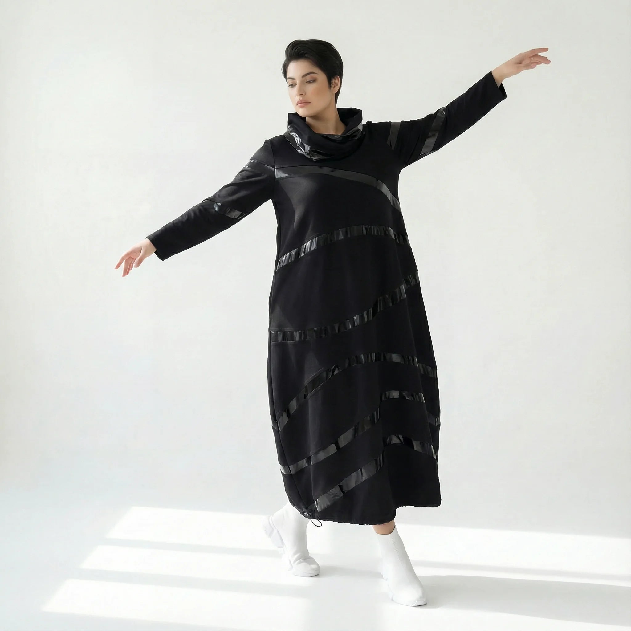 MODEARE - Maxikleid in Ballonform mit glänzenden Lederimitat-Akzenten in diagonalem Streifendessin