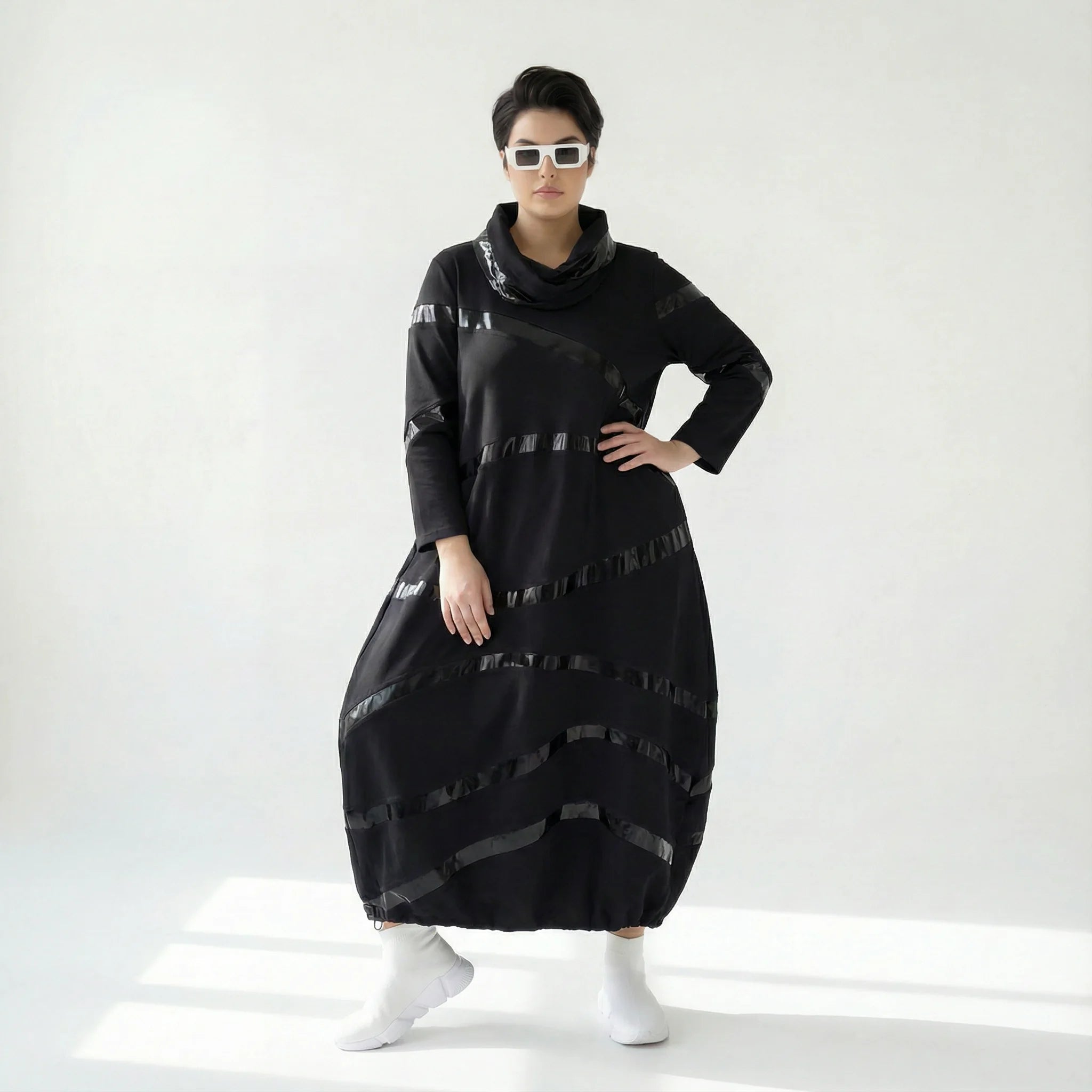 MODEARE - Maxikleid in Ballonform mit glänzenden Lederimitat-Akzenten in diagonalem Streifendessin