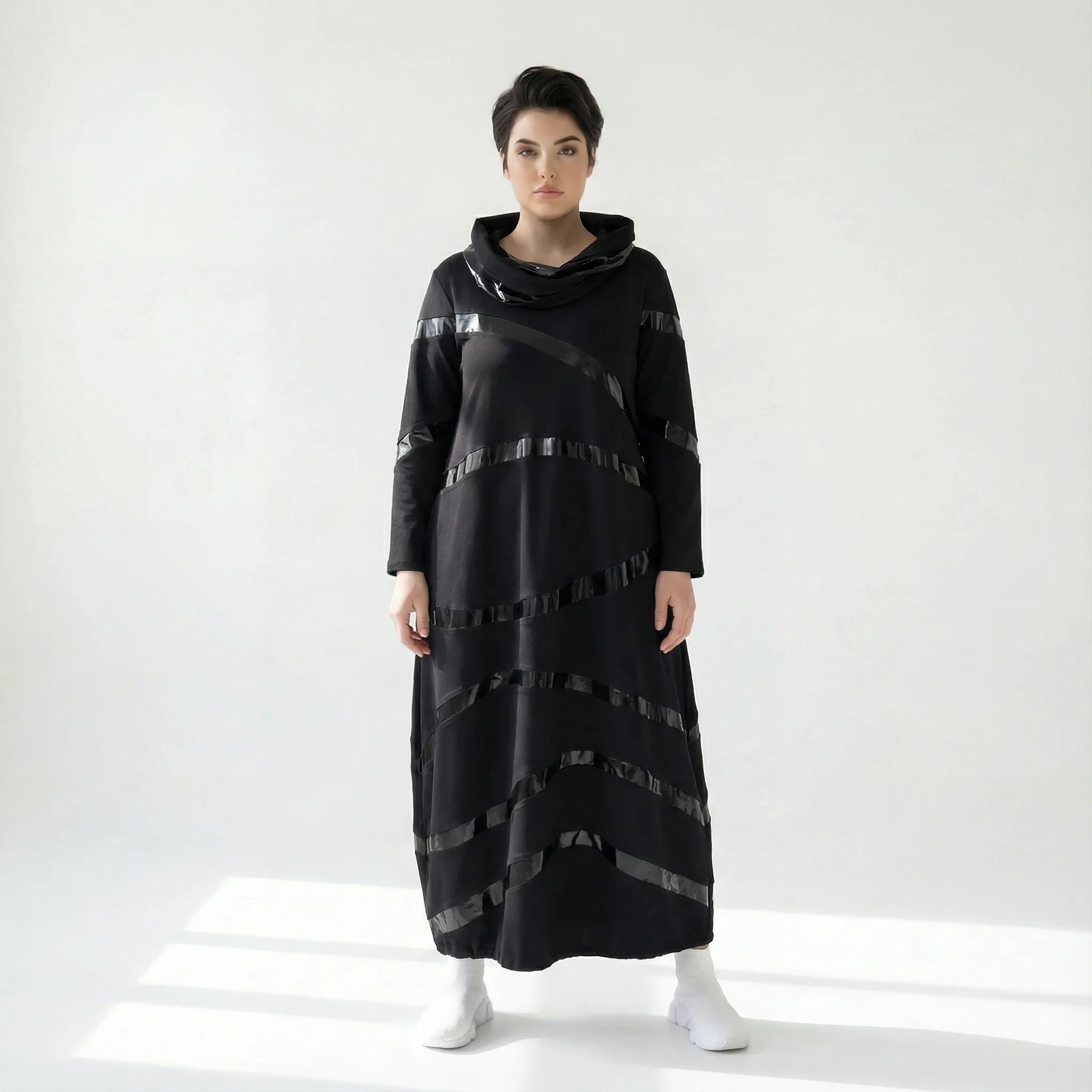 MODEARE - Maxikleid in Ballonform mit glänzenden Lederimitat-Akzenten in diagonalem Streifendessin