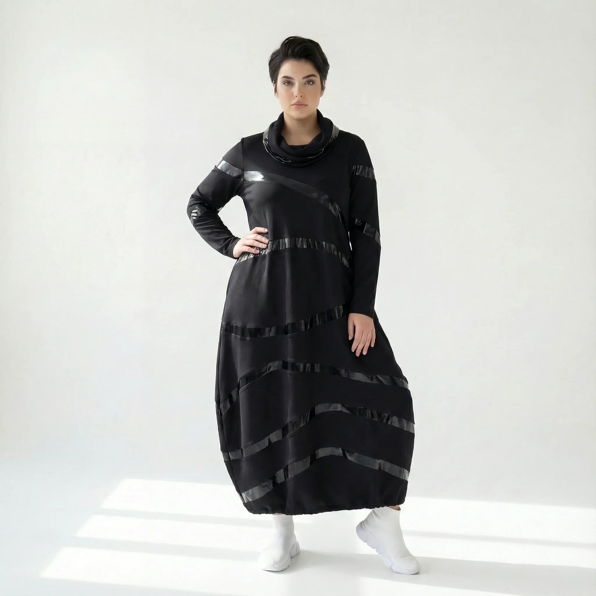 MODEARE - Maxikleid in Ballonform mit glänzenden Lederimitat-Akzenten in diagonalem Streifendessin