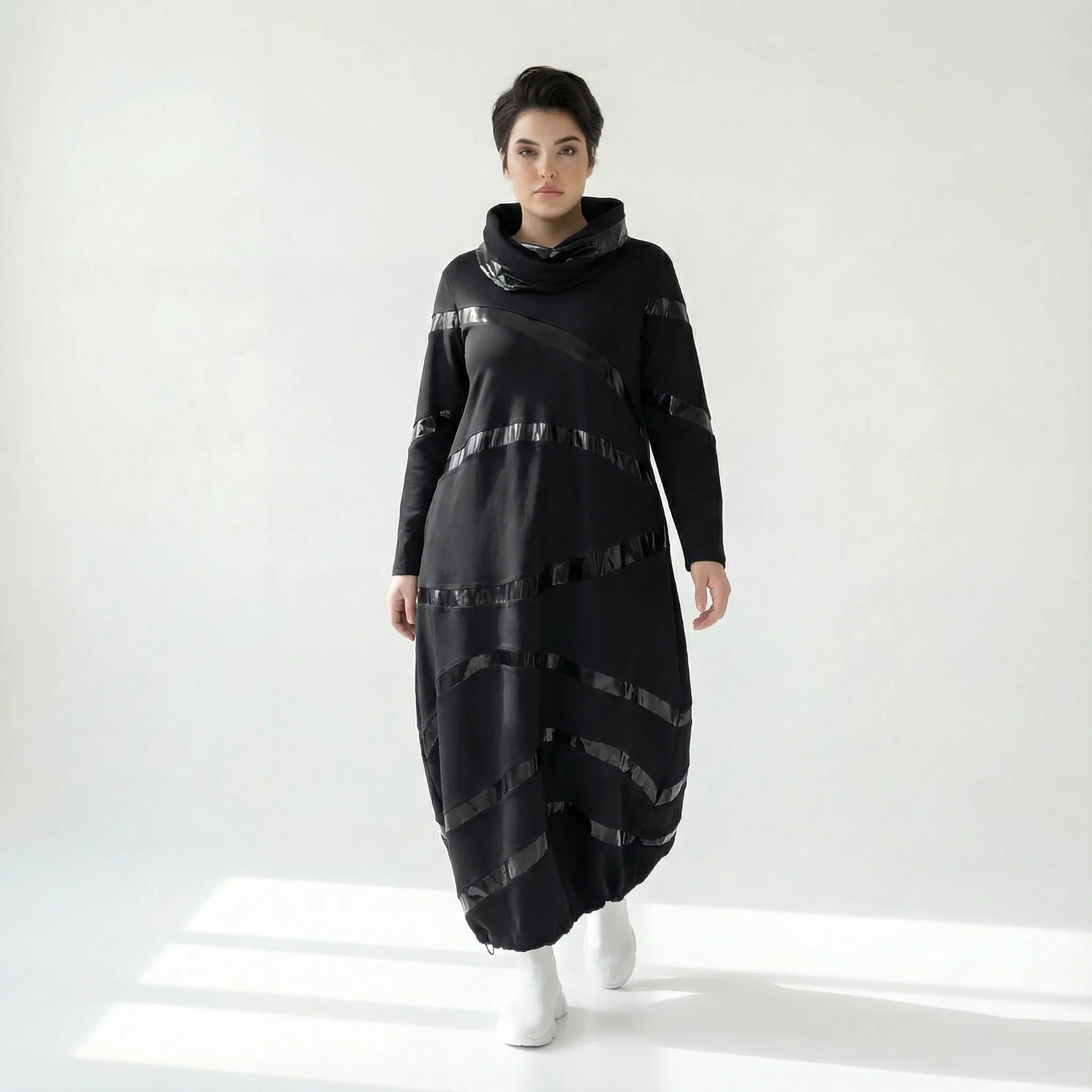 MODEARE - Maxikleid in Ballonform mit glänzenden Lederimitat-Akzenten in diagonalem Streifendessin