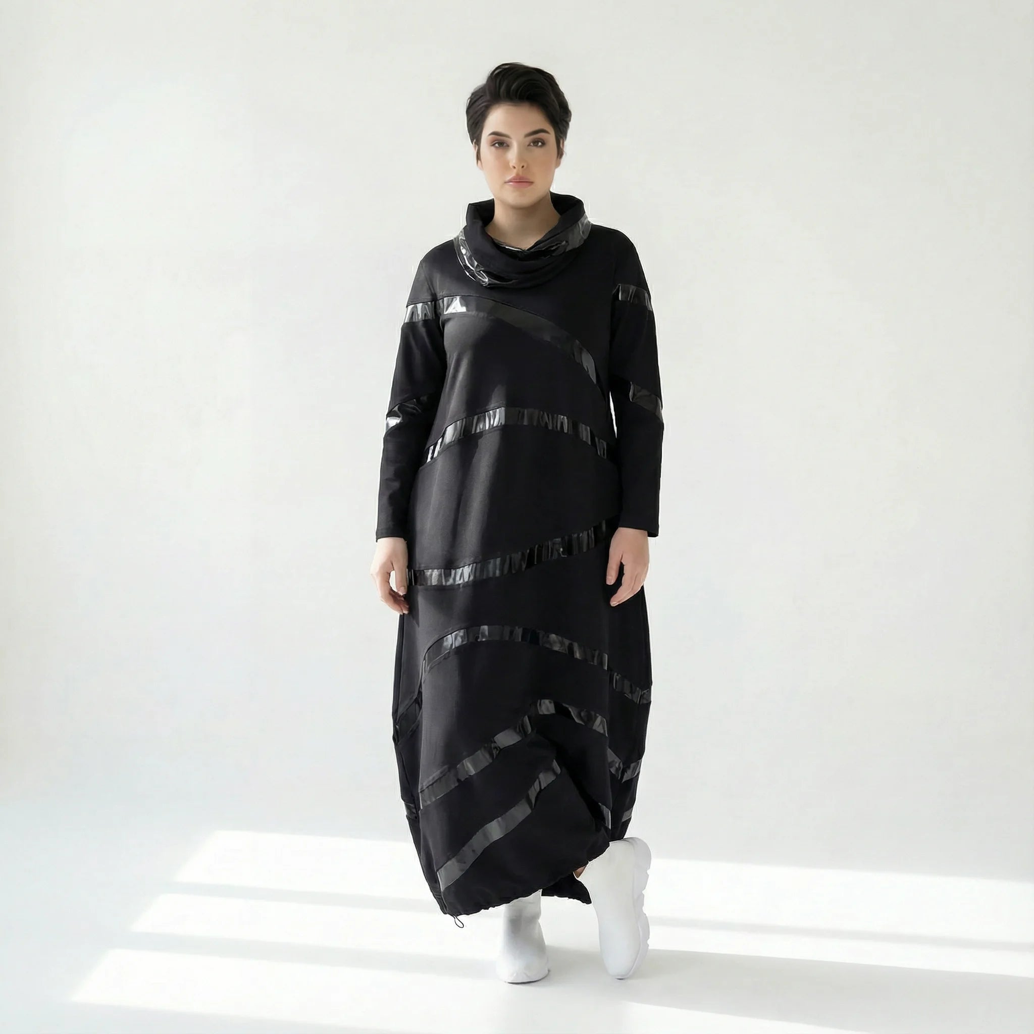MODEARE - Maxikleid in Ballonform mit glänzenden Lederimitat-Akzenten in diagonalem Streifendessin