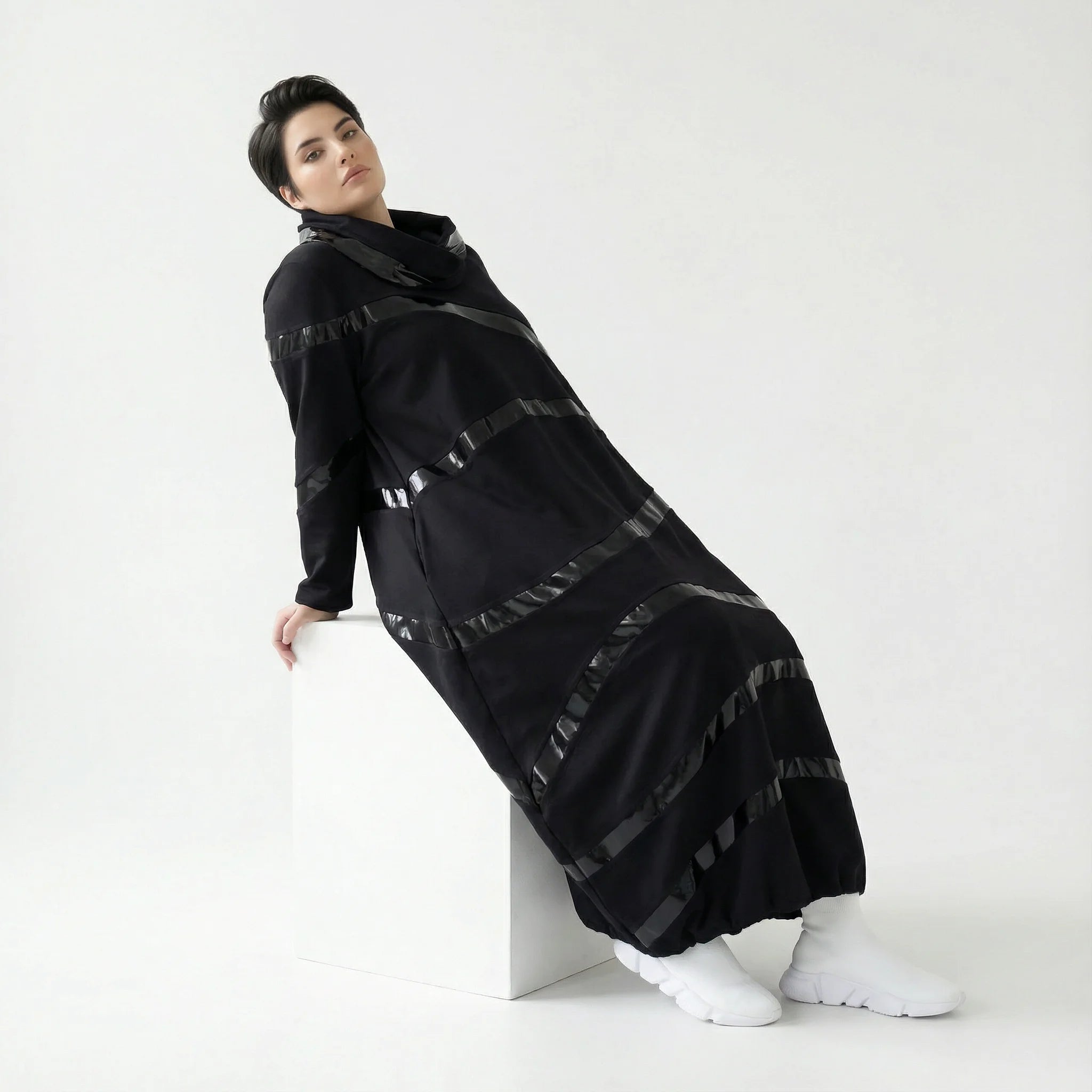 MODEARE - Maxikleid in Ballonform mit glänzenden Lederimitat-Akzenten in diagonalem Streifendessin