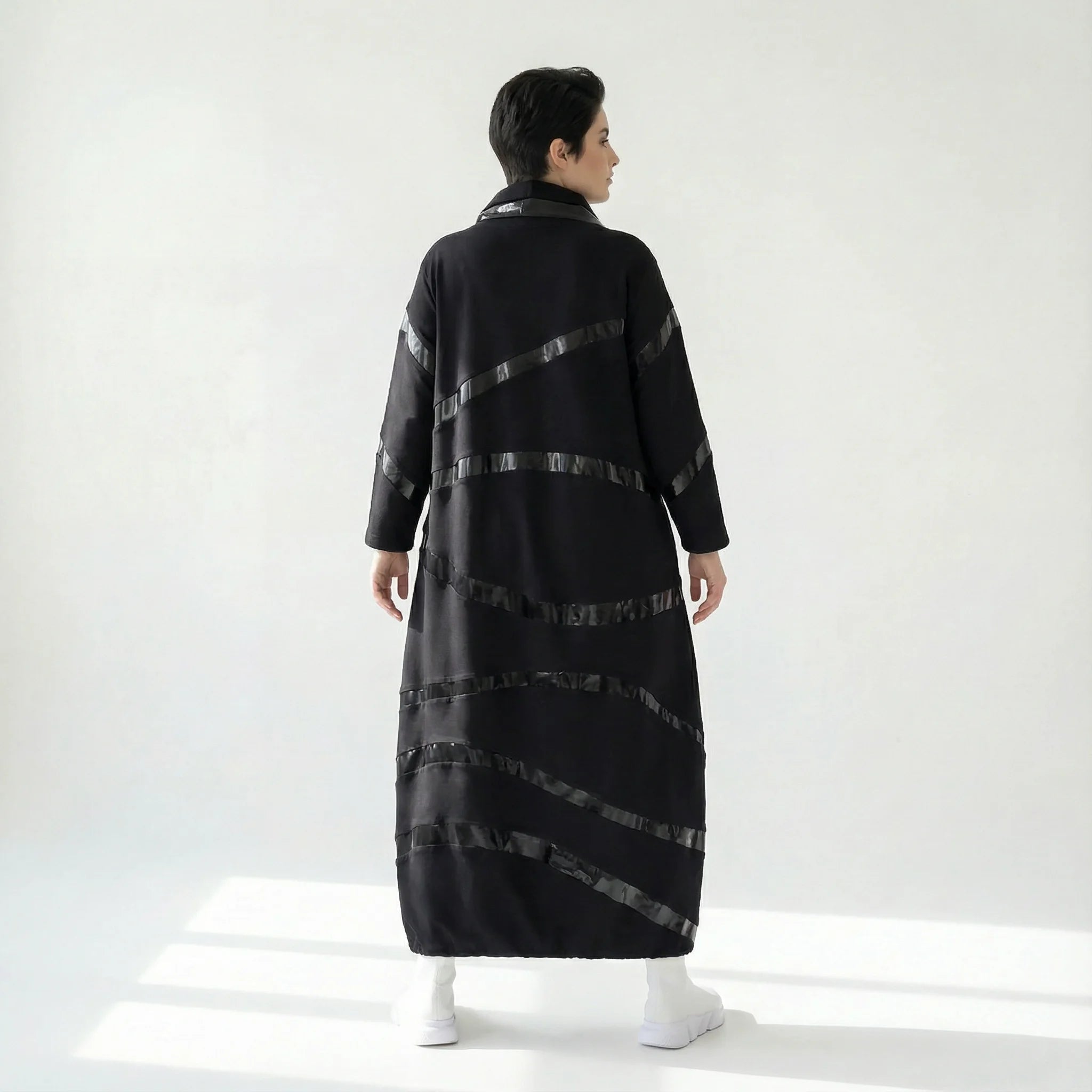 MODEARE - Maxikleid in Ballonform mit glänzenden Lederimitat-Akzenten in diagonalem Streifendessin