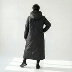 Asymmetrischer Oversize Mantel in tiefschwarzem Softshell mit Kapuze und Steppnahtoptik
