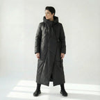Asymmetrischer Oversize Mantel in tiefschwarzem Softshell mit Kapuze und Steppnahtoptik