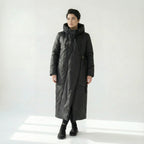 Asymmetrischer Oversize Mantel in tiefschwarzem Softshell mit Kapuze und Steppnahtoptik