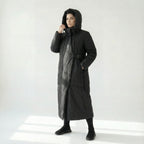 Asymmetrischer Oversize Mantel in tiefschwarzem Softshell mit Kapuze und Steppnahtoptik