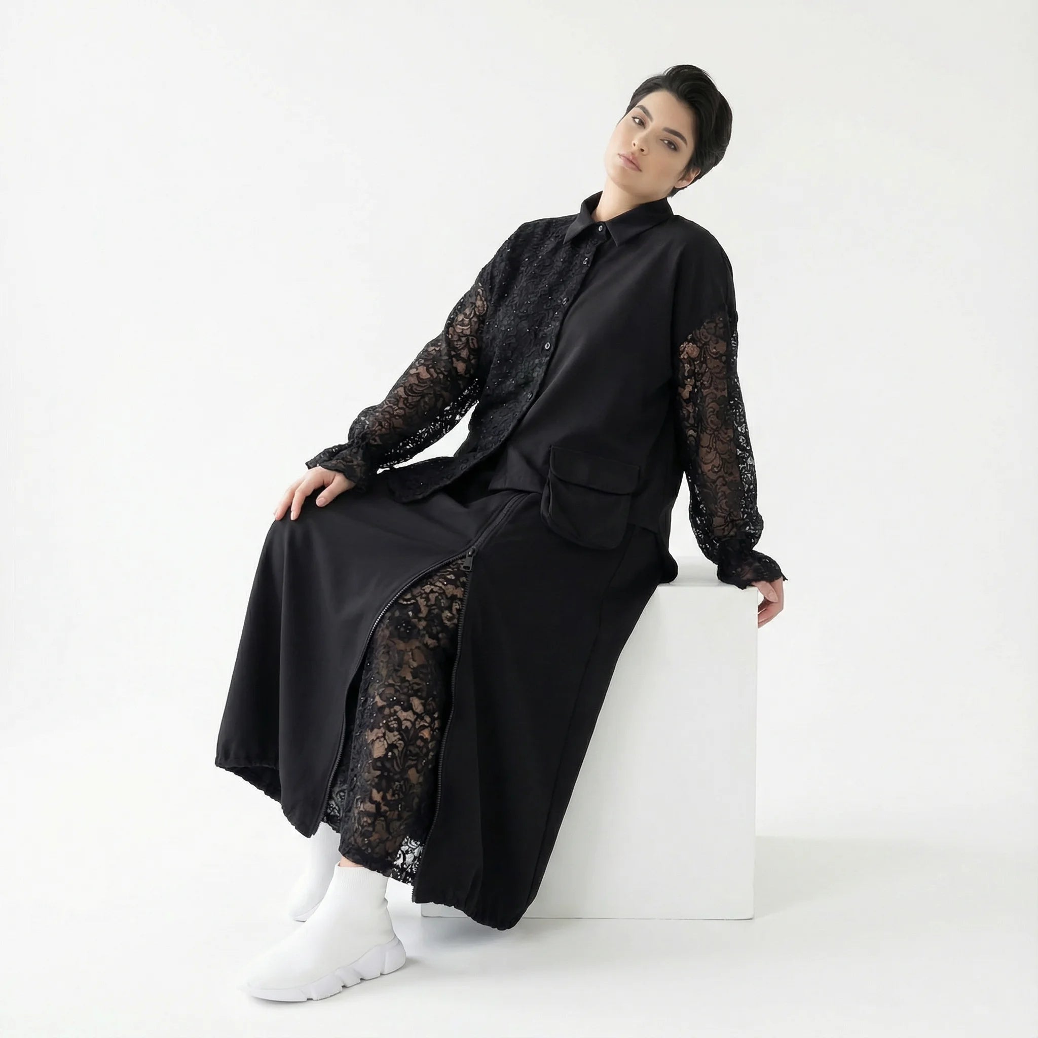 MODEARE - Zweiteiliges Oversize-Set mit Spitze: Schwarze Bluse & weiter Rock in Lagenoptik
