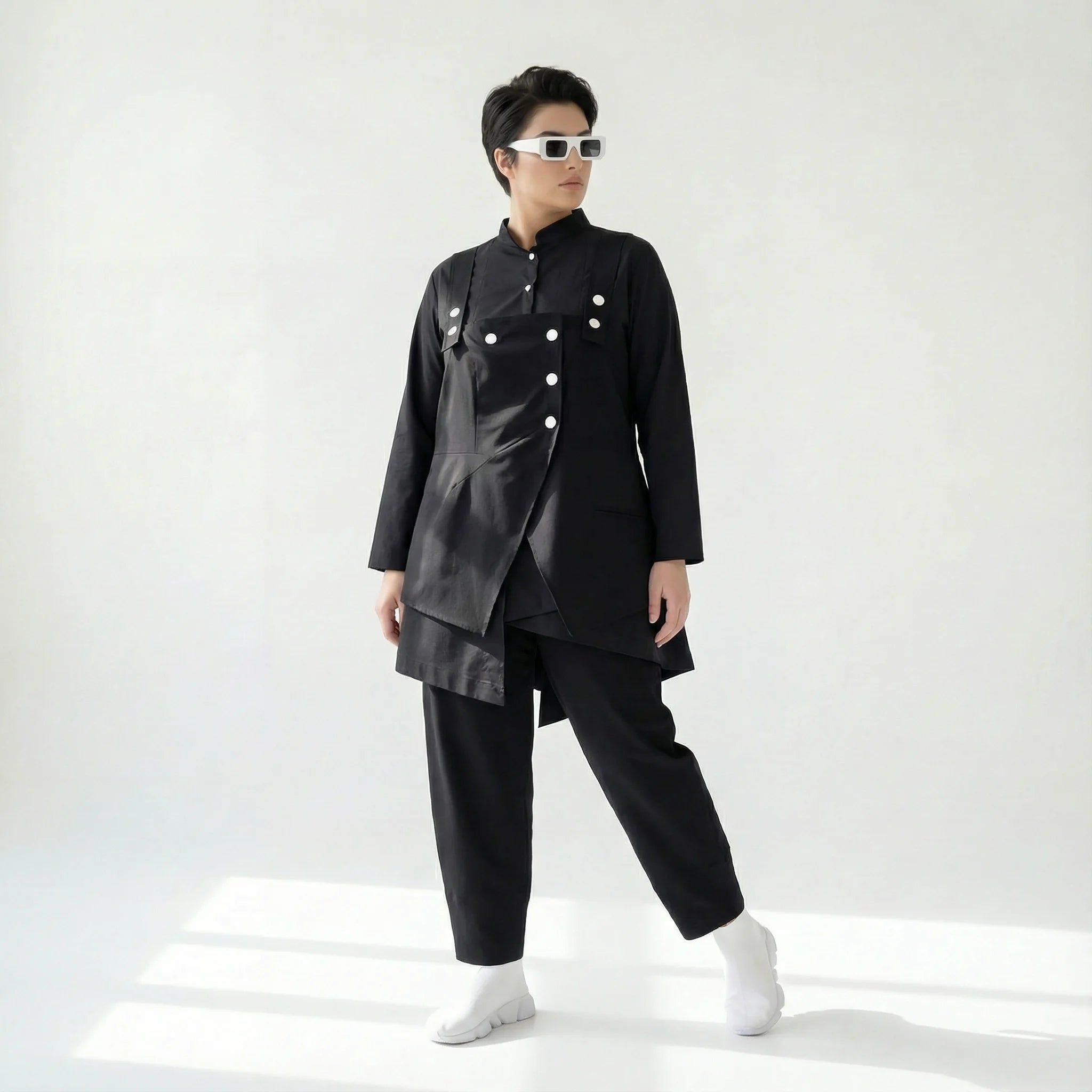 MODEARE - Avantgarde Set aus asymmetrischer Bluse, Weste mit Bindung und weiter Popeline-Hose
