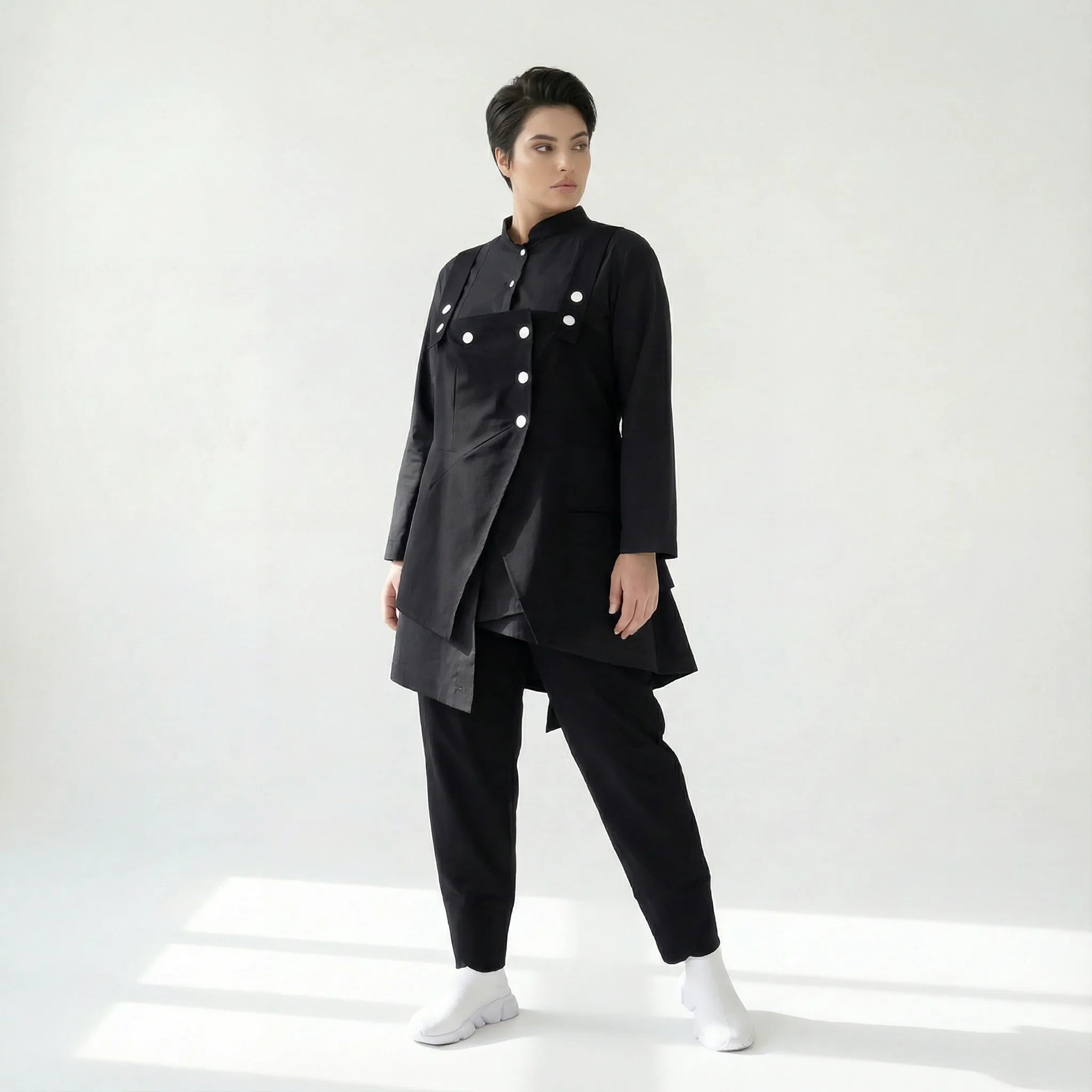 MODEARE - Avantgarde Set aus asymmetrischer Bluse, Weste mit Bindung und weiter Popeline-Hose