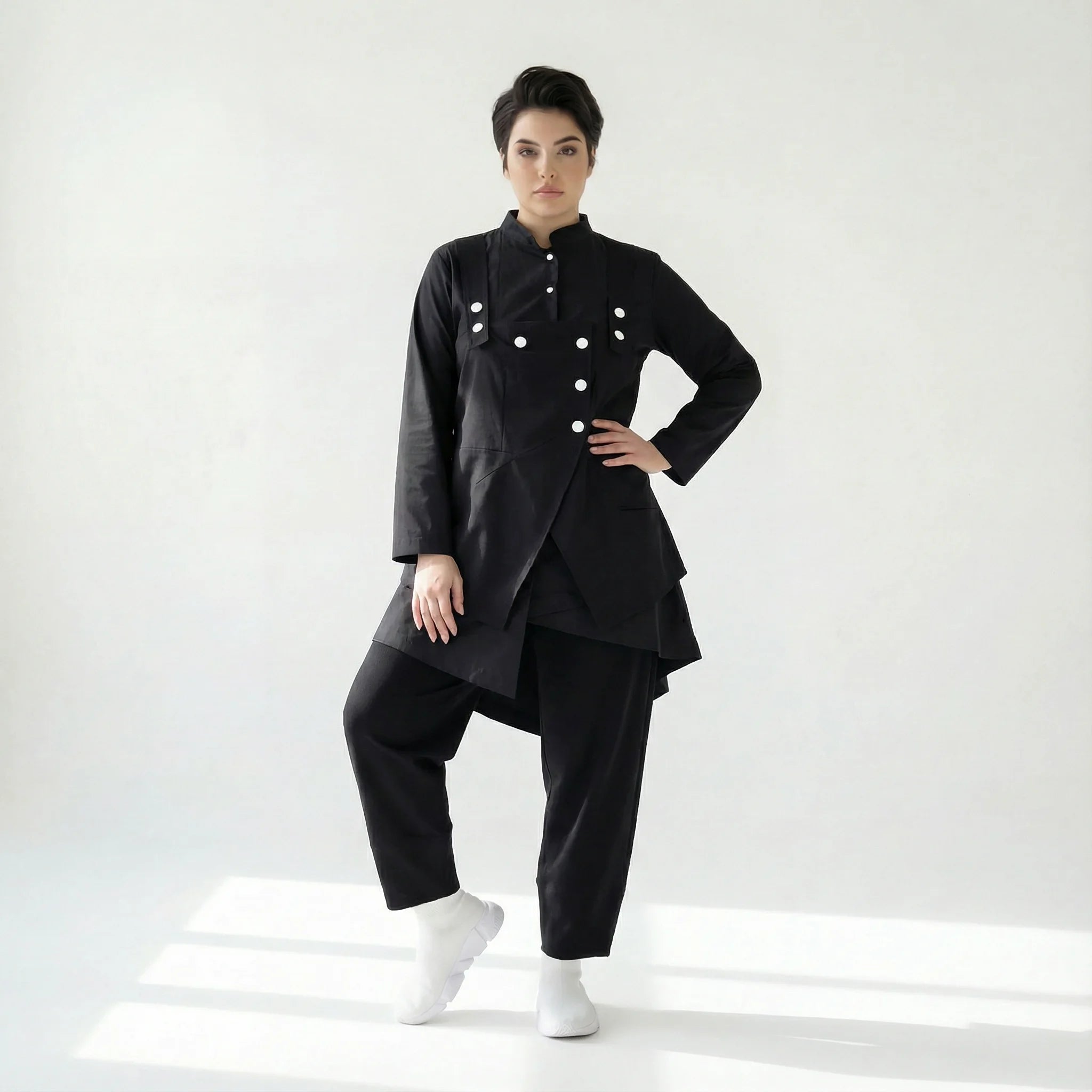 MODEARE - Avantgarde Set aus asymmetrischer Bluse, Weste mit Bindung und weiter Popeline-Hose