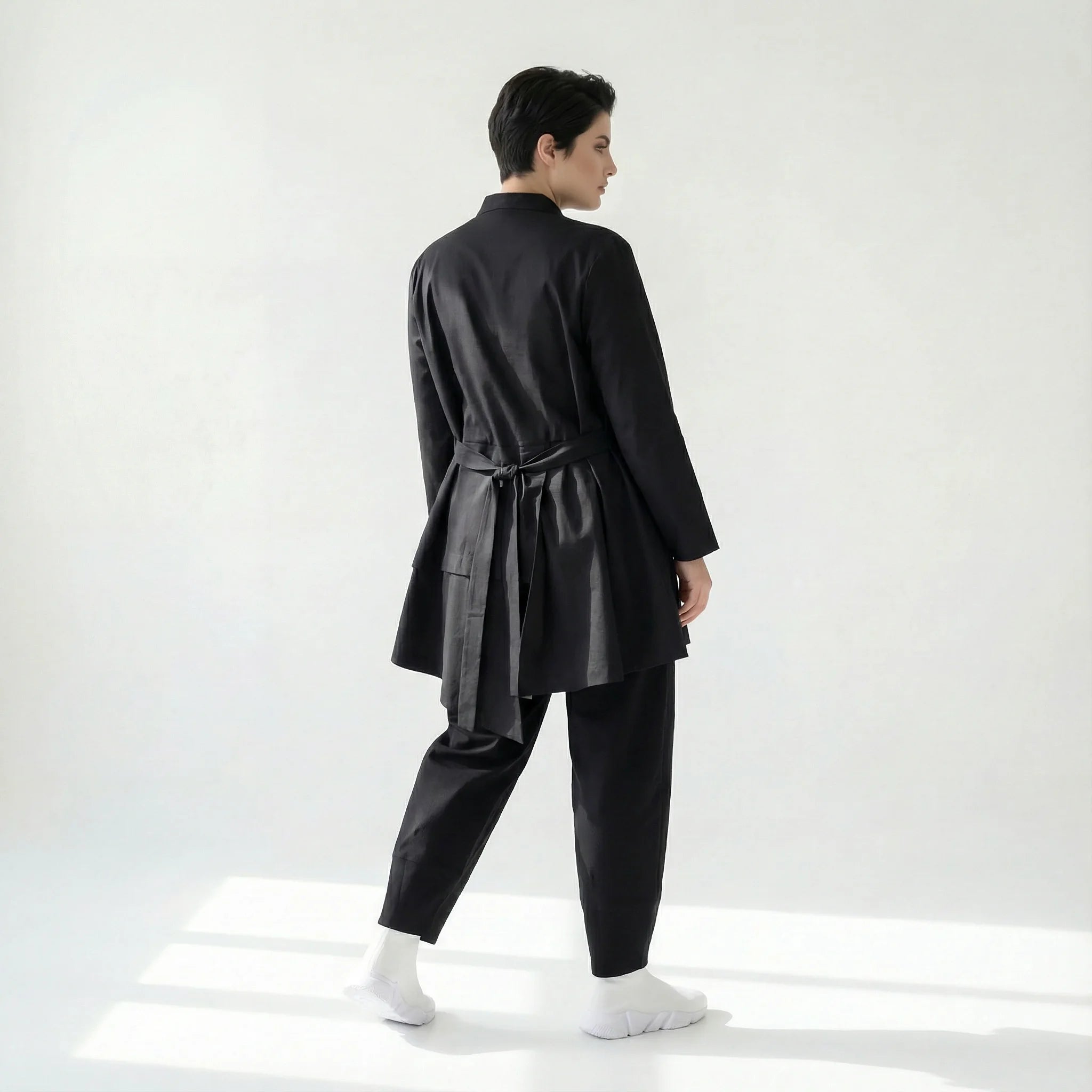 MODEARE - Avantgarde Set aus asymmetrischer Bluse, Weste mit Bindung und weiter Popeline-Hose