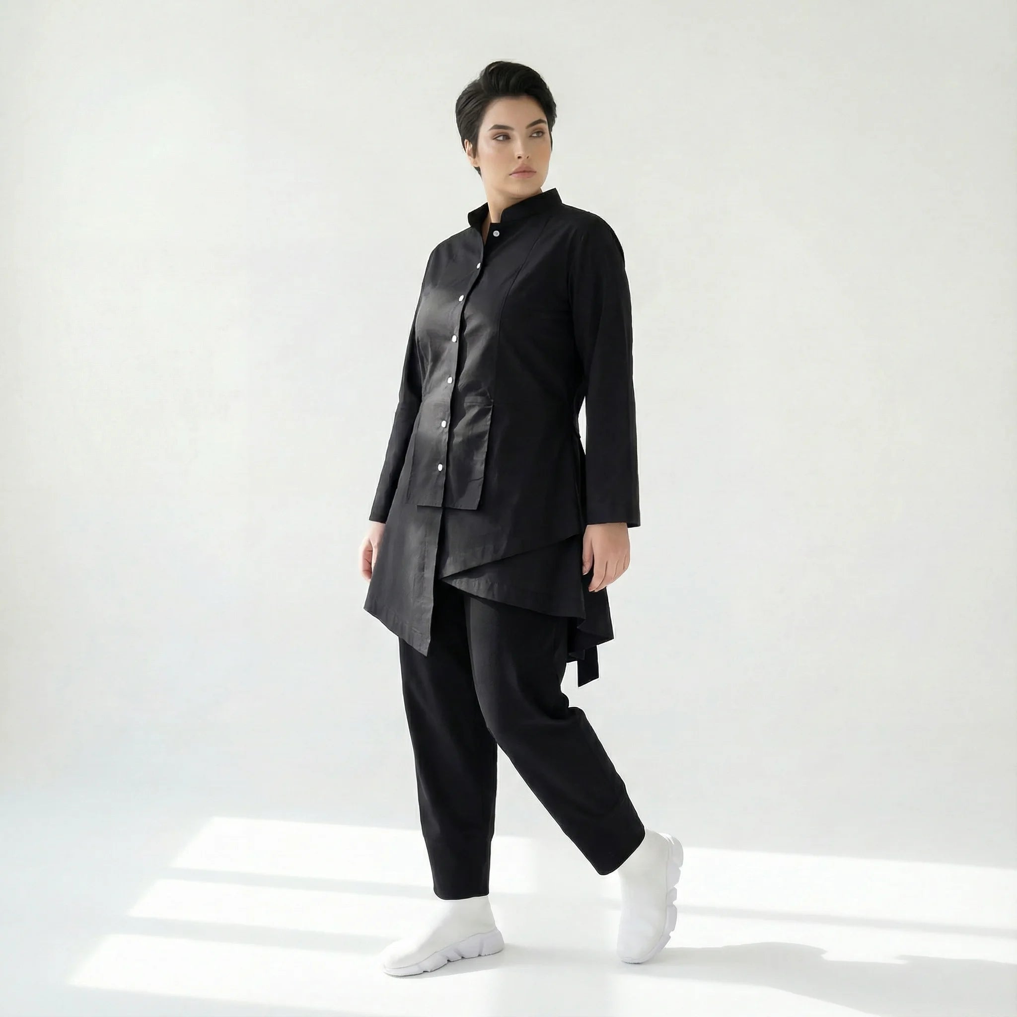 MODEARE - Avantgarde Set aus asymmetrischer Bluse, Weste mit Bindung und weiter Popeline-Hose