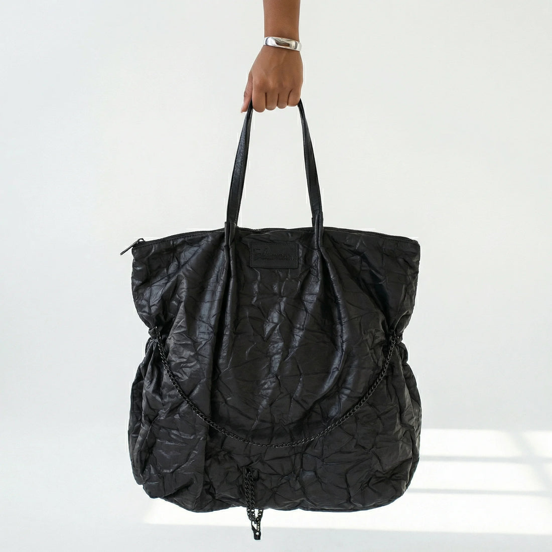 Ausgefallene schwarze Designer Handtasche in Crash Optik aus Lederimitat H4 Fashion bei Modeare