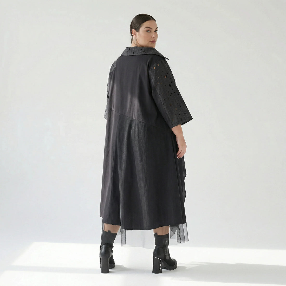 Oversize Avantgarde Kleid mit Tülllagen A Form Übergang H4 Fashion kuratiert bei Modeare