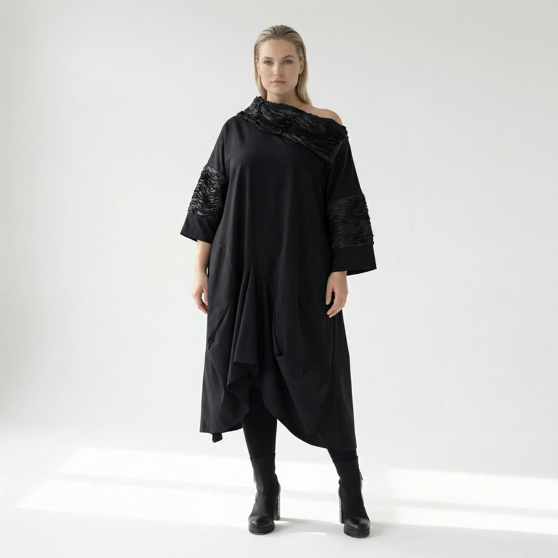 Avantgarde Oversize Kleid schwarz mit Satin Biesen Tüll Mix A Form fein luftig Stretch Übergang H4 Fashion bei Modeare