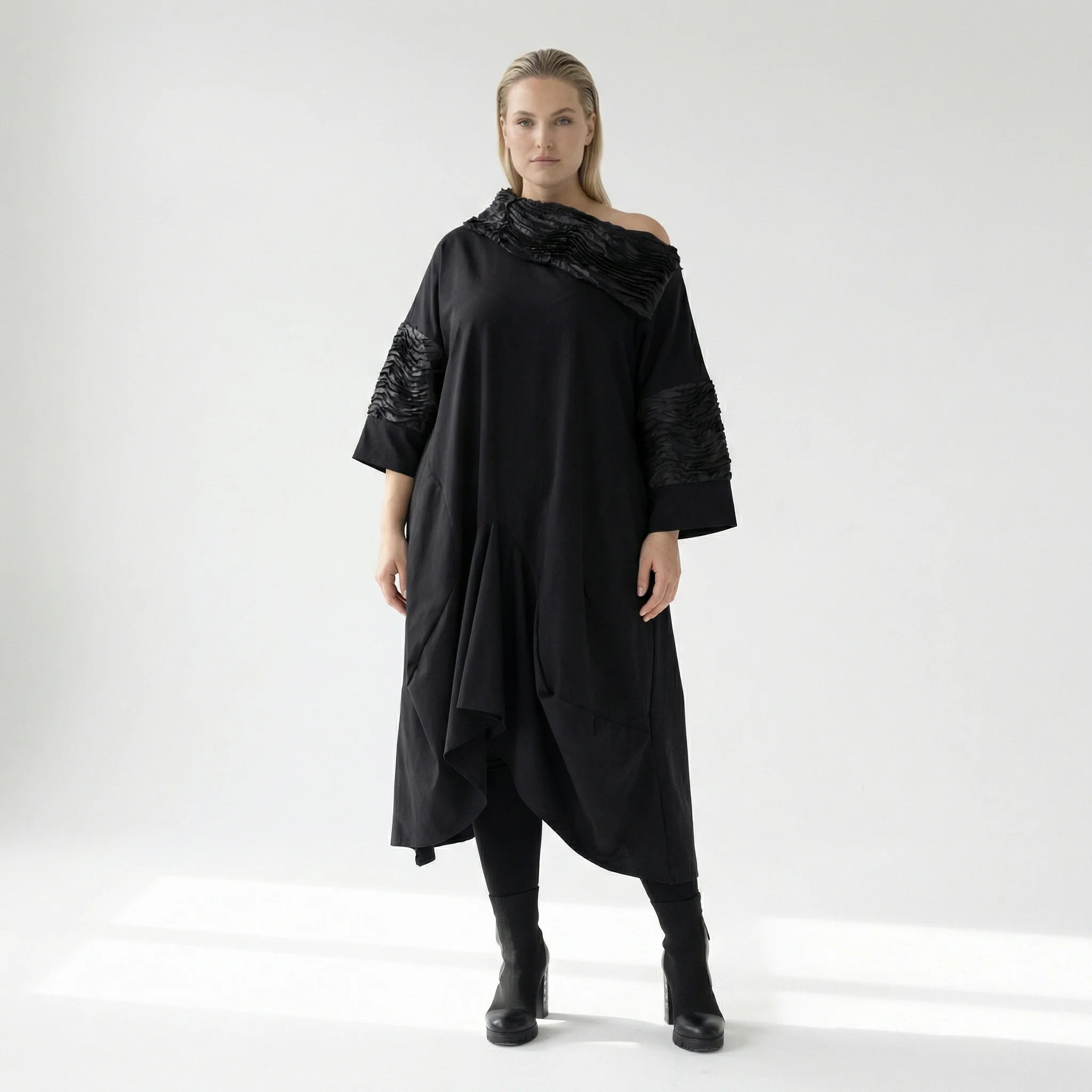 Avantgarde Oversize Kleid schwarz mit Satin Biesen Tüll Mix A Form fein luftig Stretch Übergang H4 Fashion bei Modeare