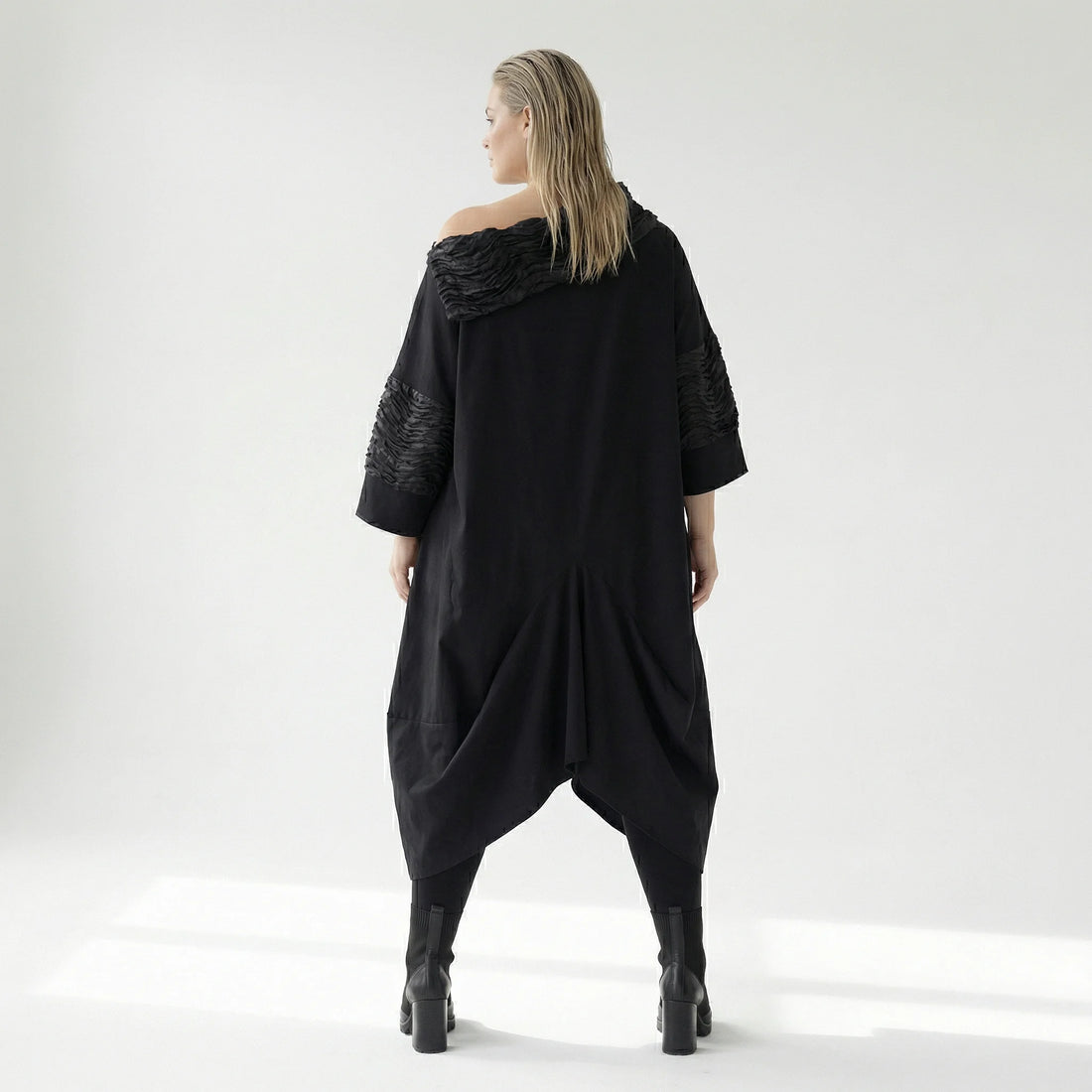 Avantgarde Oversize Kleid schwarz mit Satin Biesen Tüll Mix A Form fein luftig Stretch Übergang H4 Fashion bei Modeare