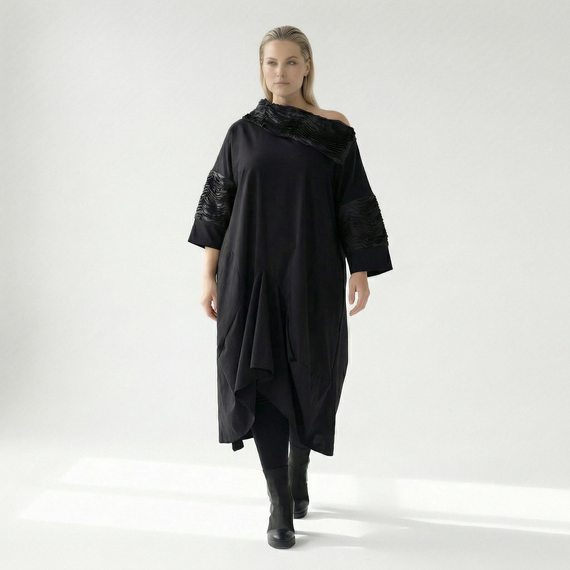 Avantgarde Oversize Kleid schwarz mit Satin Biesen Tüll Mix A Form fein luftig Stretch Übergang H4 Fashion bei Modeare