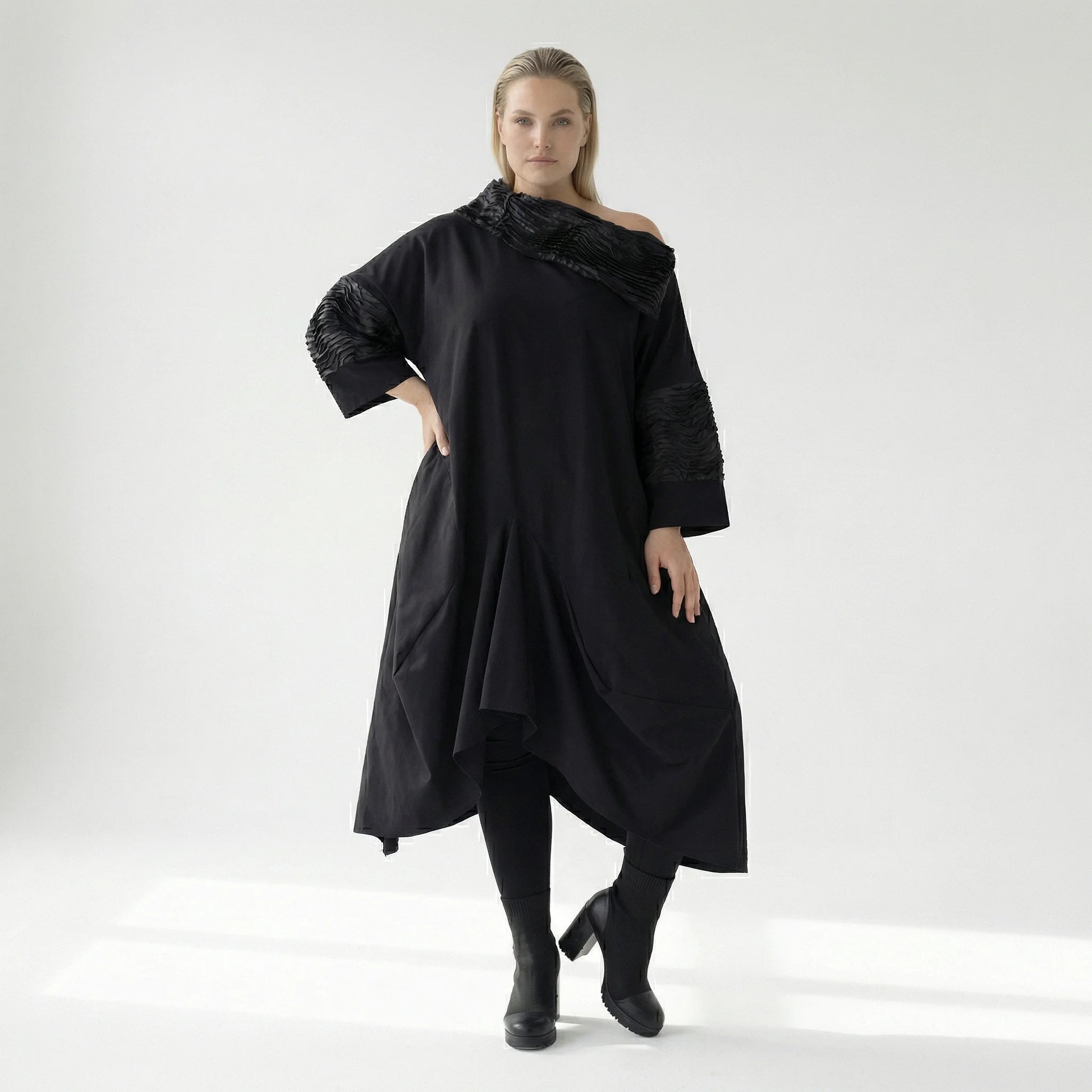 Avantgarde Oversize Kleid schwarz mit Satin Biesen Tüll Mix A Form fein luftig Stretch Übergang H4 Fashion bei Modeare