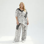 Schwarzweißes Jersey Set mit asymmetrischem Oversizeshirt und weiter Alloverprinthose