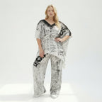 Schwarzweißes Jersey Set mit asymmetrischem Oversizeshirt und weiter Alloverprinthose