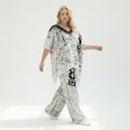 Schwarzweißes Jersey Set mit asymmetrischem Oversizeshirt und weiter Alloverprinthose