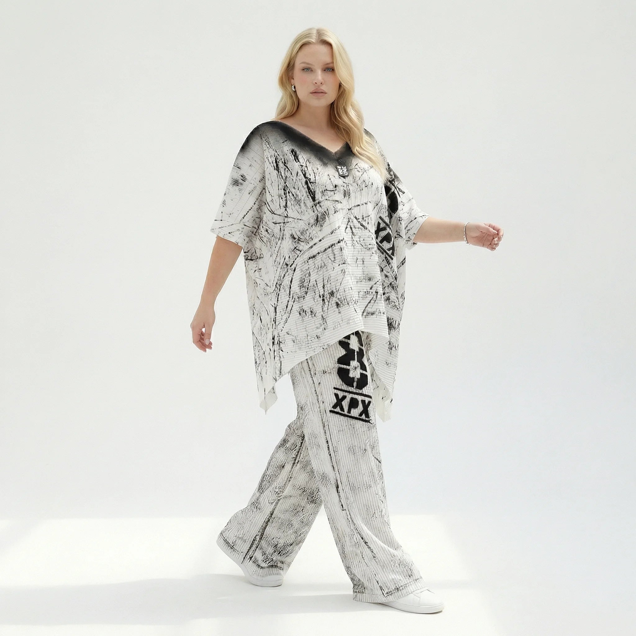 Avantgarde 2-Teiler mit abstraktem Print – Oversize-Shirt & Hose aus Jersey von B-ONE