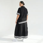 Schwarzes Popeline Set mit Oversize Shirt und Midirock mit weißen Streifen und Ösendetail