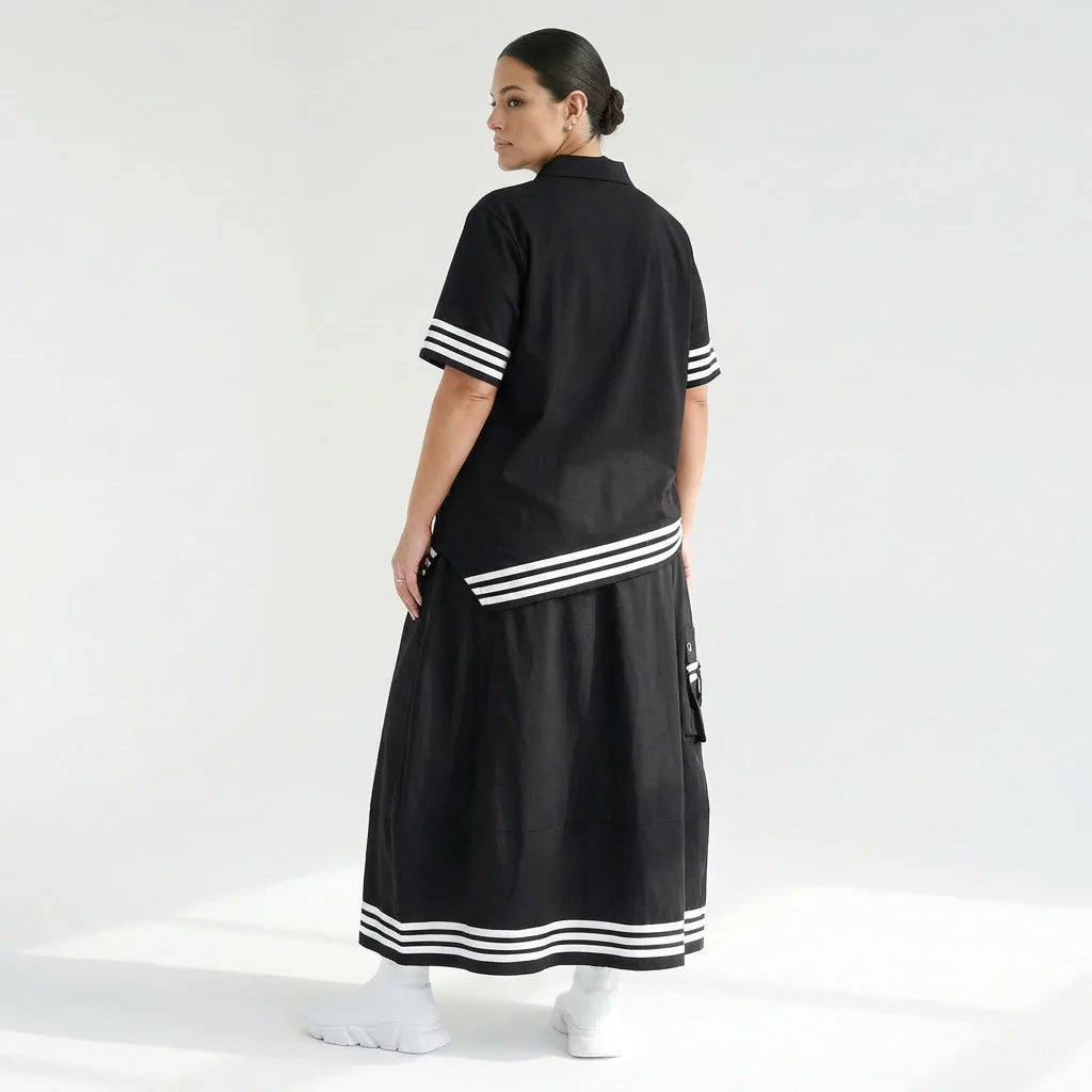 Asymmetrisches Shirt-Rock-Set in Schwarz mit Streifen & Ösendetails aus Popeline von KRIK