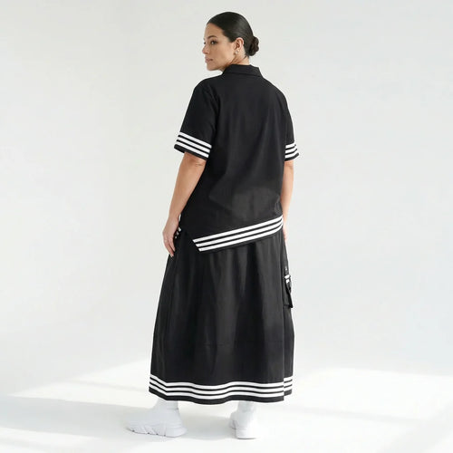Schwarzes Popeline Set mit Oversize Shirt und Midirock mit weißen Streifen und Ösendetail