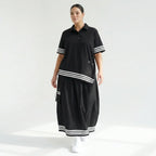 Schwarzes Popeline Set mit Oversize Shirt und Midirock mit weißen Streifen und Ösendetail