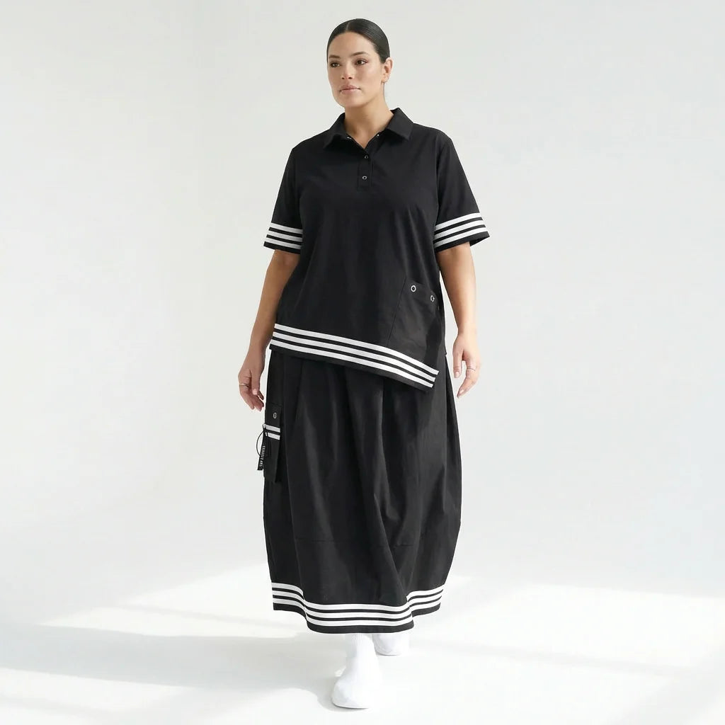 Asymmetrisches Shirt-Rock-Set in Schwarz mit Streifen & Ösendetails aus Popeline von KRIK