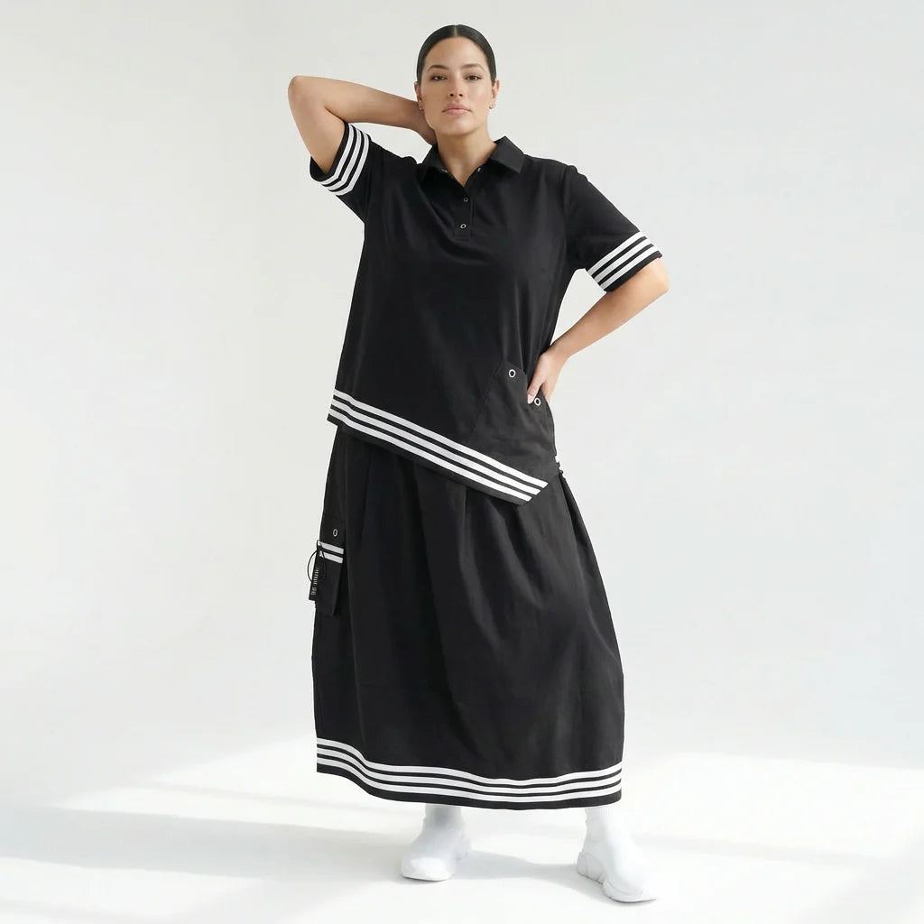 Asymmetrisches Shirt-Rock-Set in Schwarz mit Streifen & Ösendetails aus Popeline von KRIK