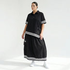 Schwarzes Popeline Set mit Oversize Shirt und Midirock mit weißen Streifen und Ösendetail