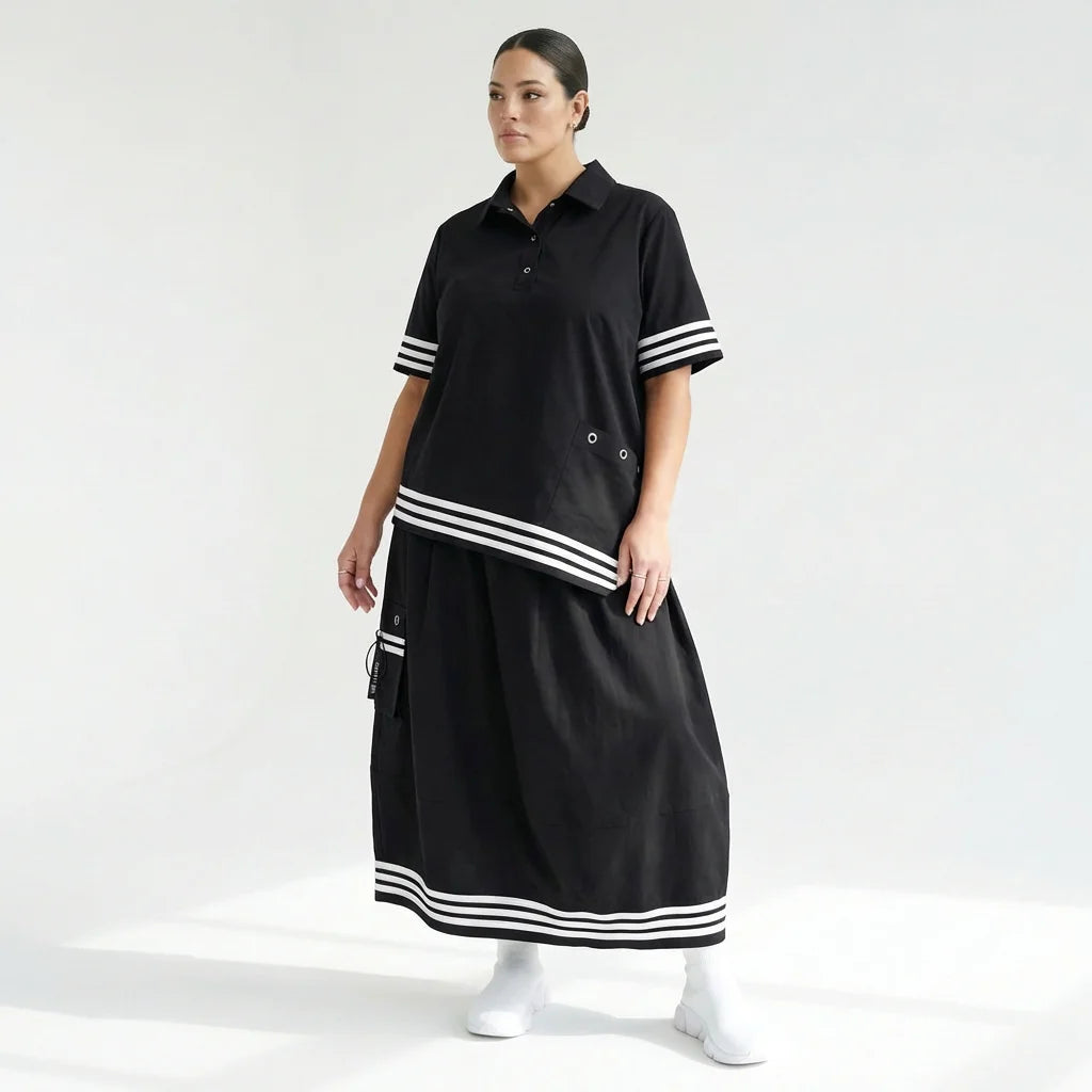 Asymmetrisches Shirt-Rock-Set in Schwarz mit Streifen & Ösendetails aus Popeline von KRIK