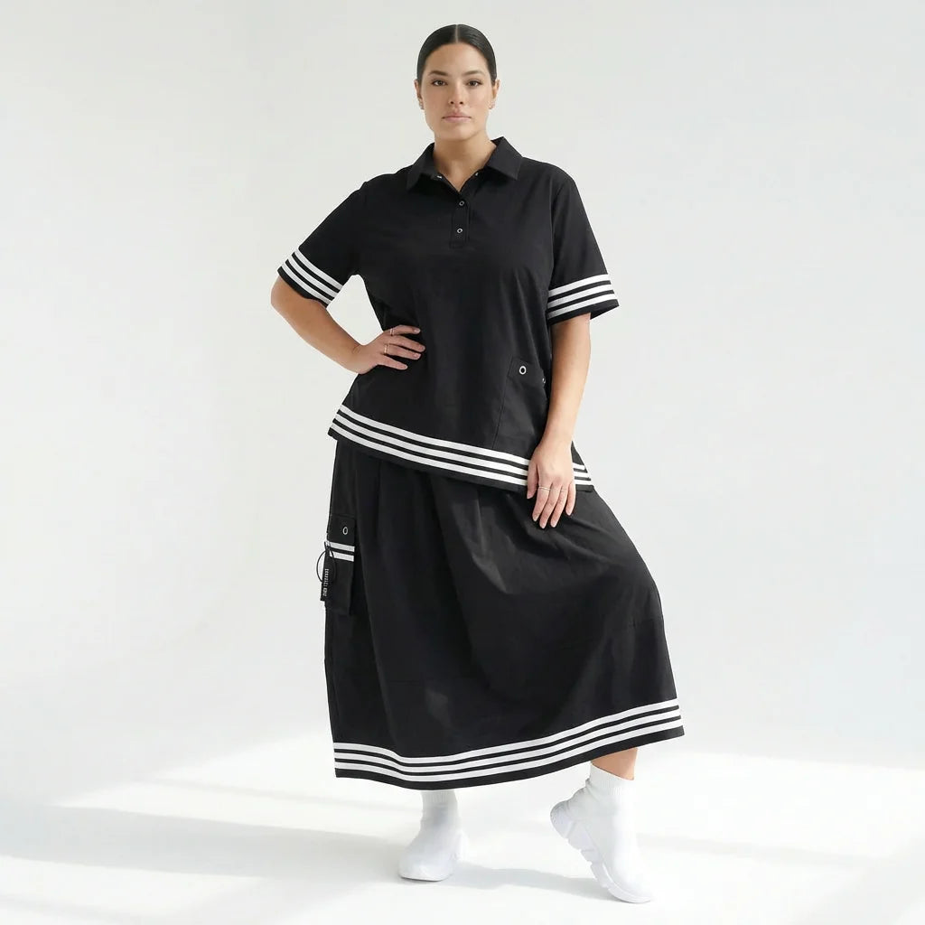 Asymmetrisches Shirt-Rock-Set in Schwarz mit Streifen & Ösendetails aus Popeline von KRIK