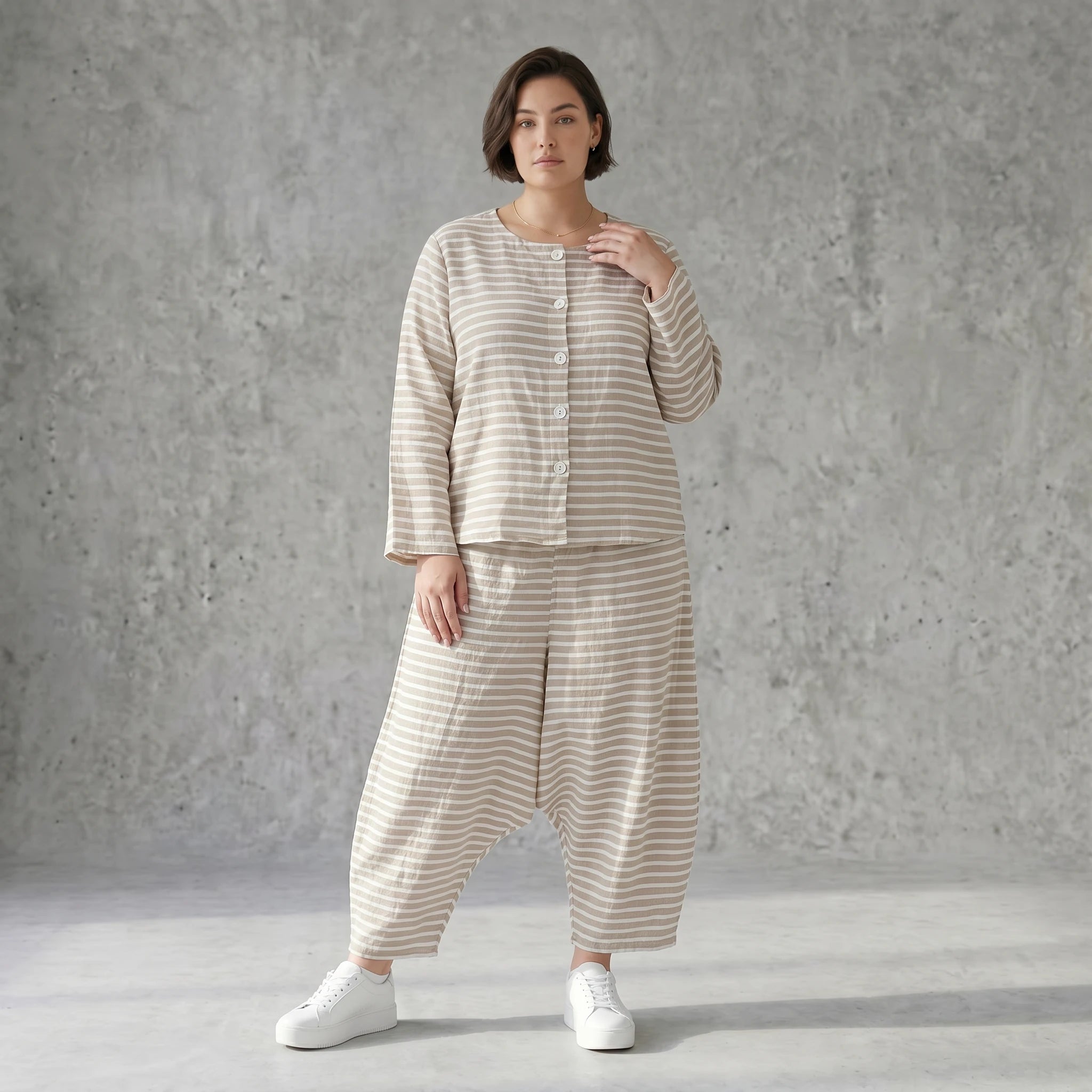 Gestreifte Sommerjacke in Leinen Optik mit luftigem Oversize Schnitt von AKH Fashion exklusiv bei Modeare für Damenmode