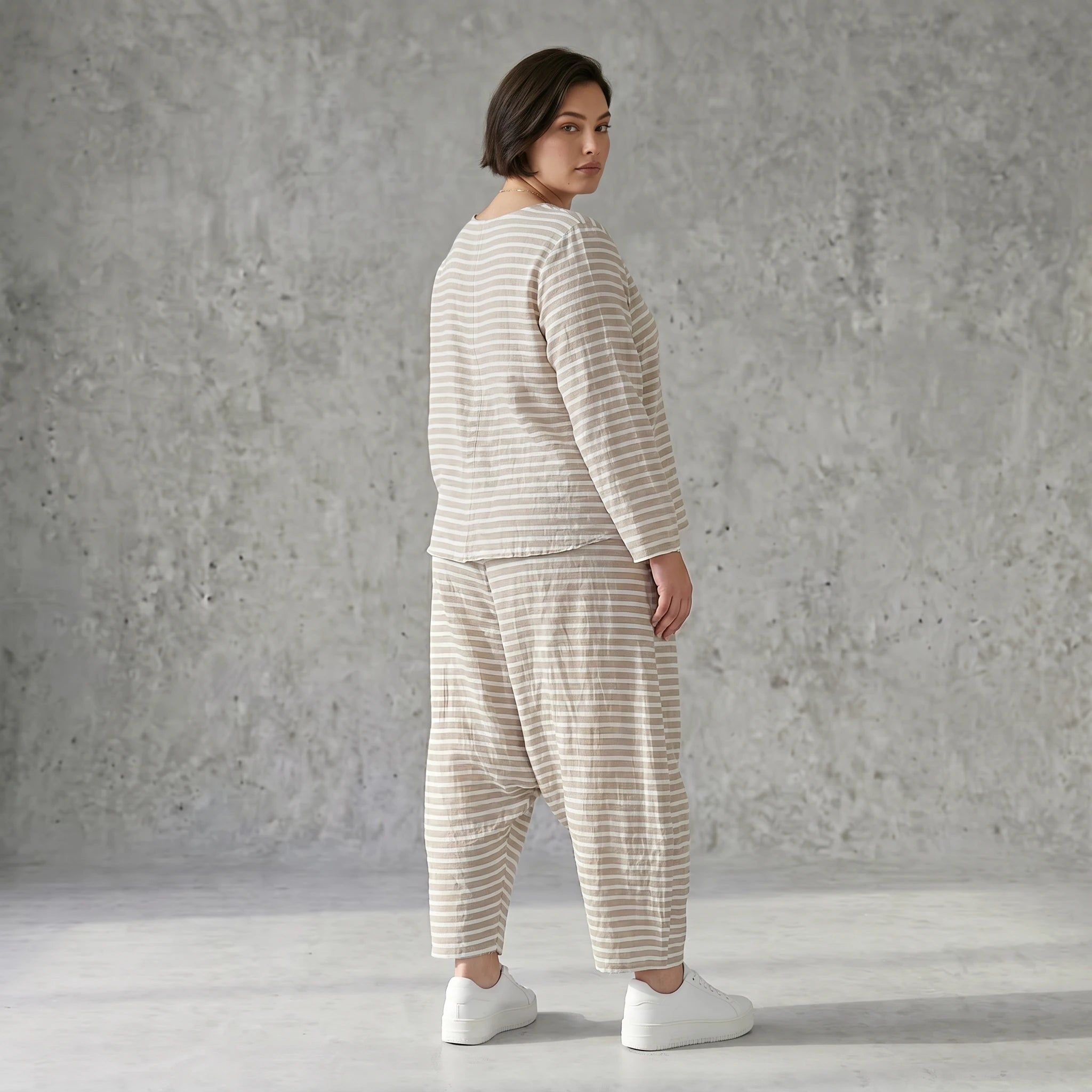 Gestreifte Sommerjacke in Leinen Optik mit luftigem Oversize Schnitt von AKH Fashion exklusiv bei Modeare für Damenmode